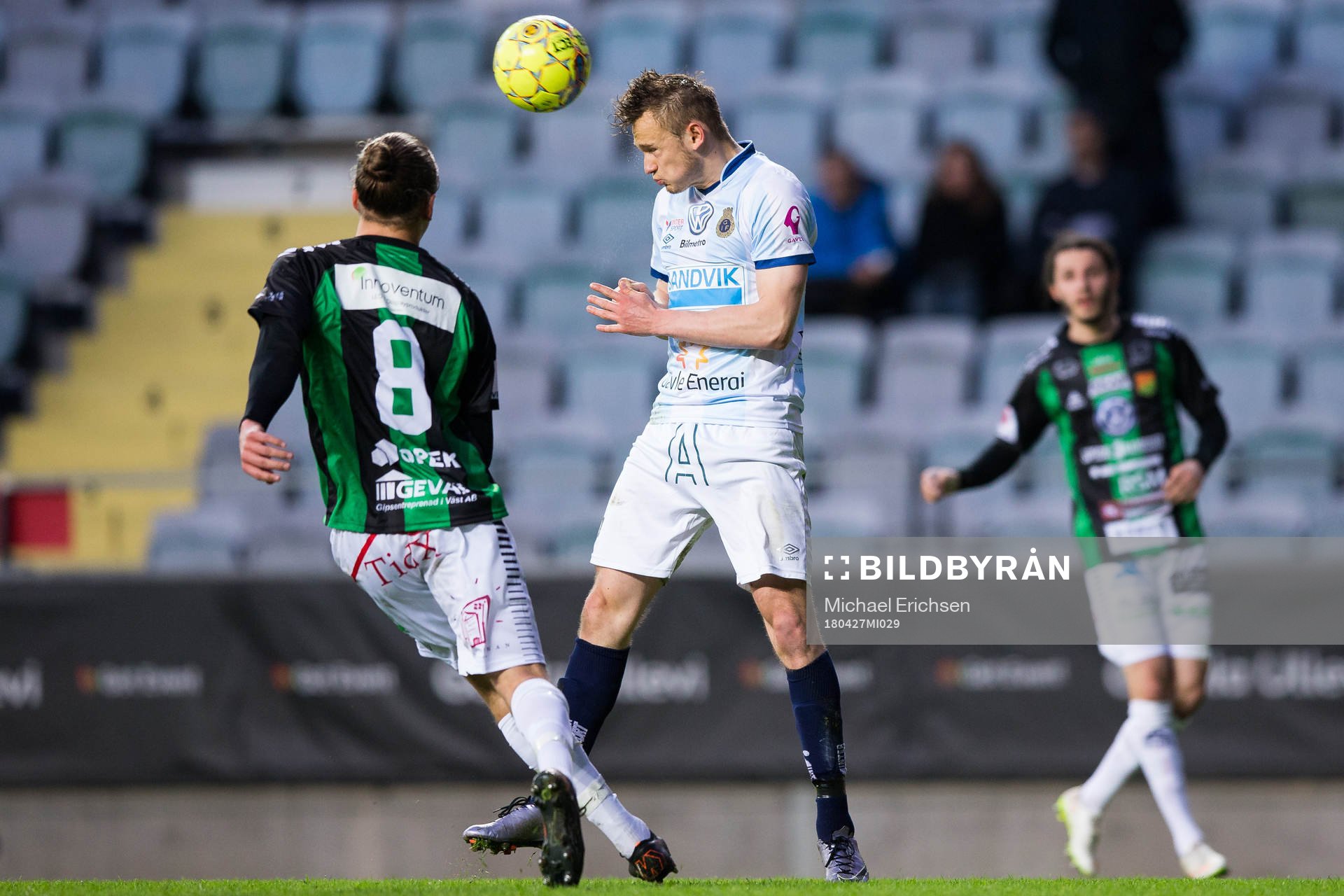 Gefles Piotr Johansson nickar undan bollen