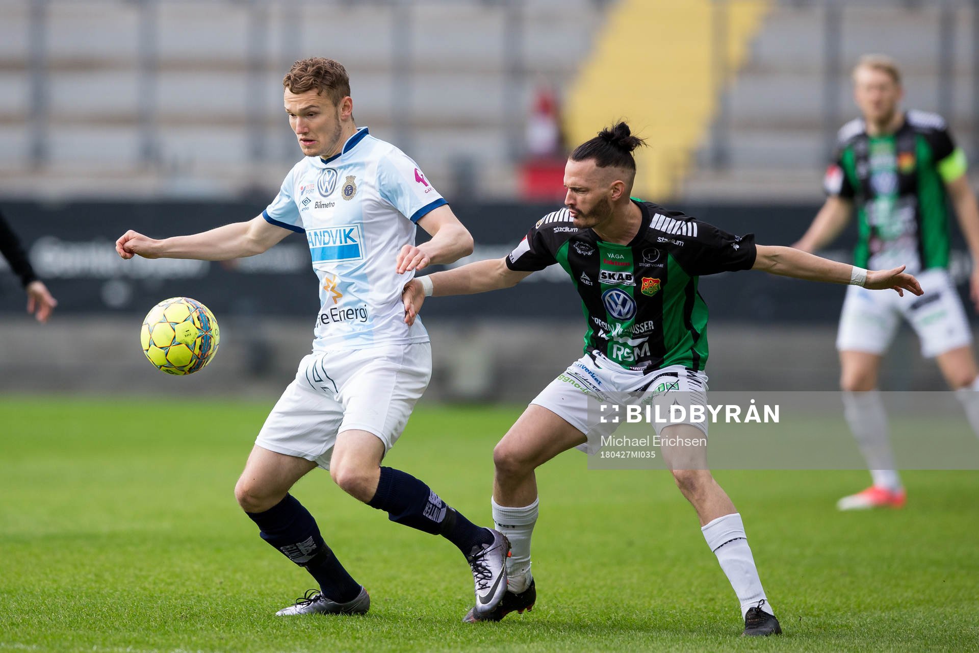 Gefles Piotr Johansson i kamp med GAIS Jonas Lindberg under fotbollsmatchen i Superettan mellan GAIS och Gefle den 27 april 2018 i Göteborg.