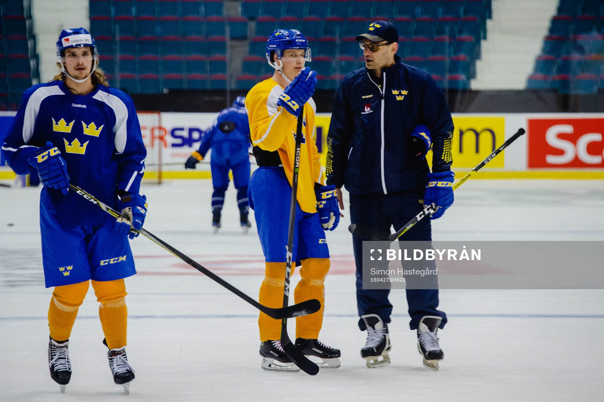 Elias Pettersson och assisterande tränare Peter Popovic