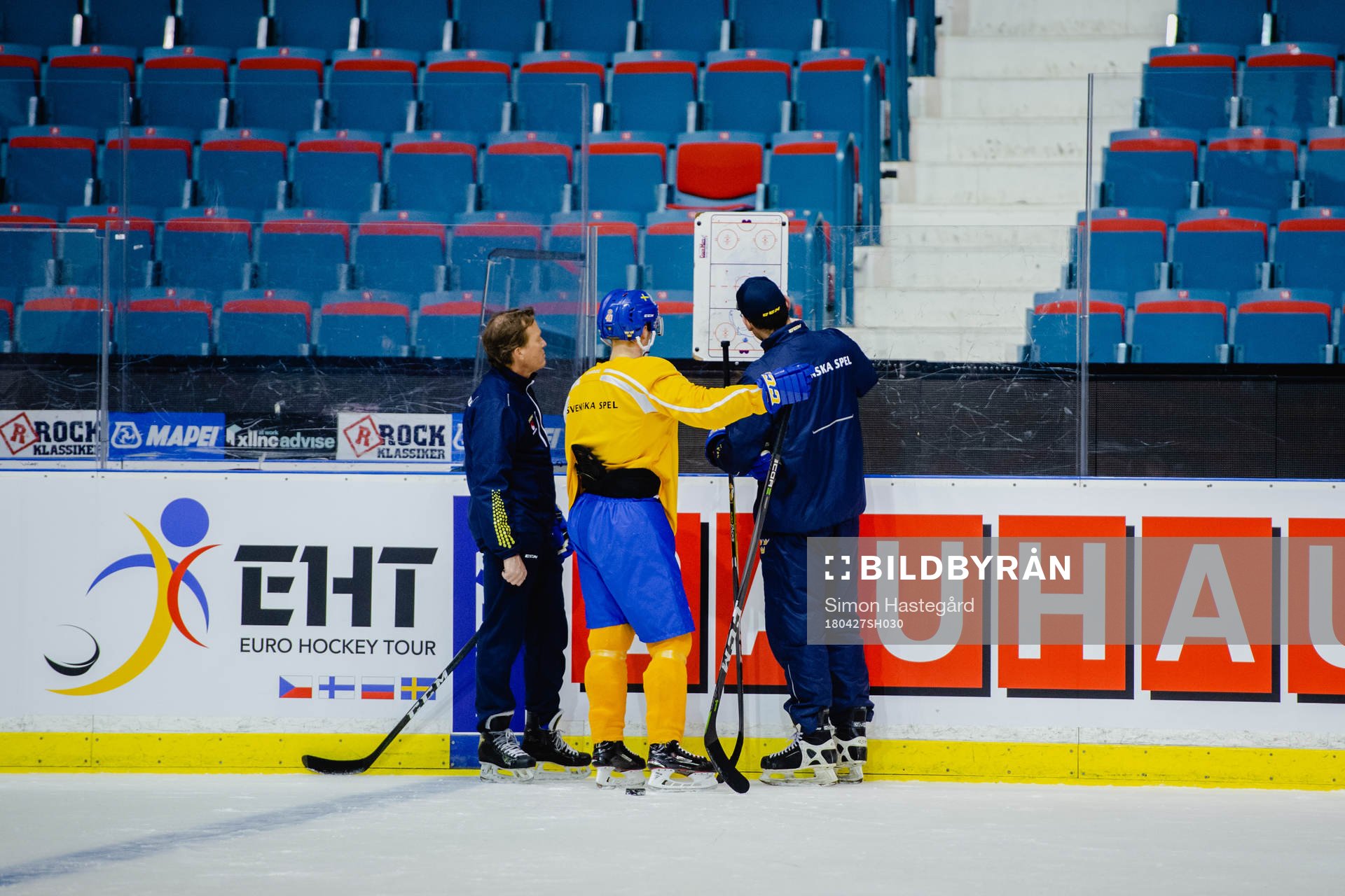 Elias Pettersson och assisterande tränare Peter Popovic