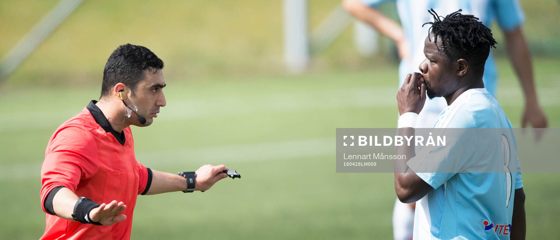 Domaren tillrättavisar  IFK Hässleholms Patrick Osiako i