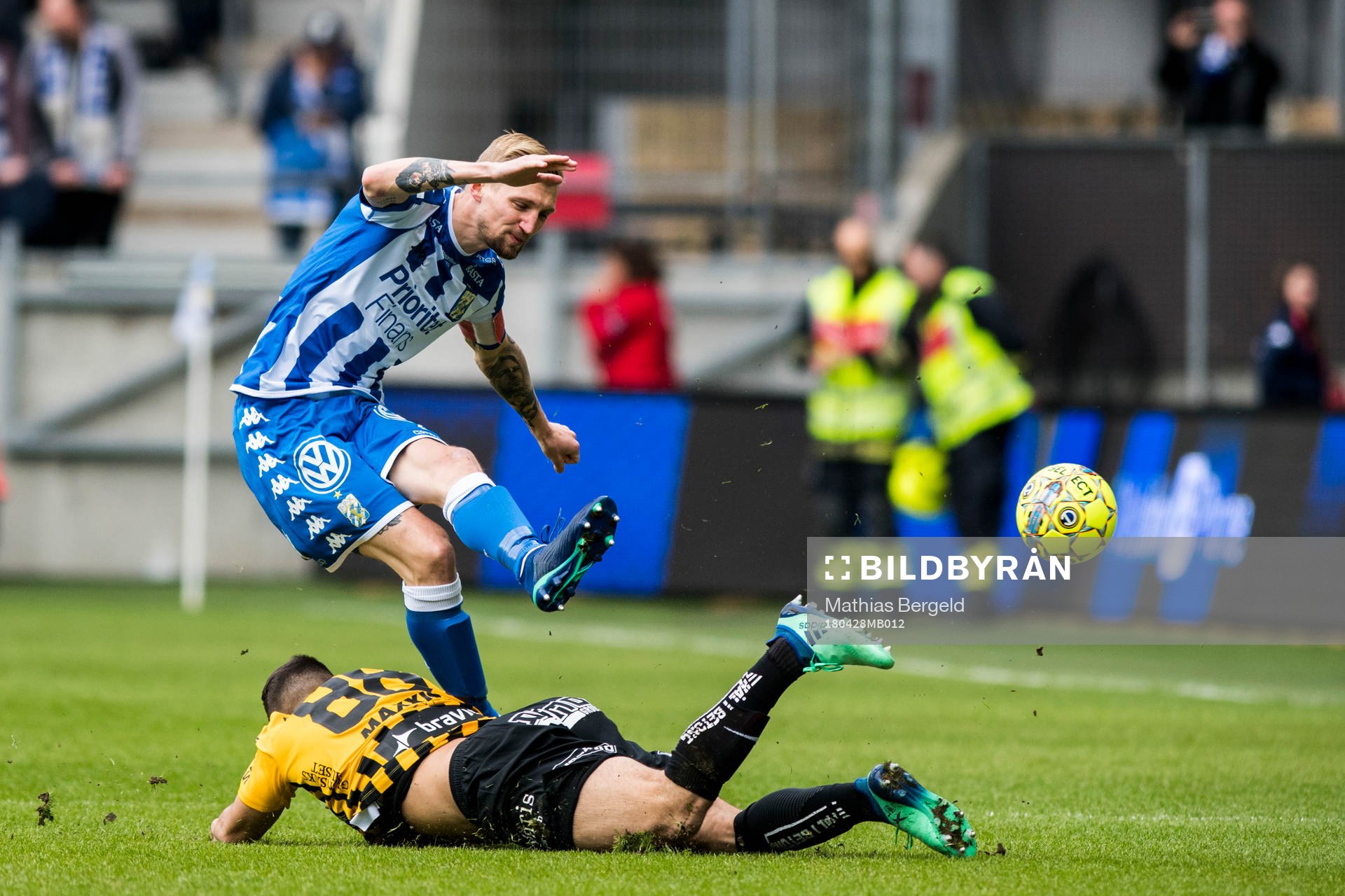 Häckens Moestafa El Kabir glidtacklar IFK Göteborgs