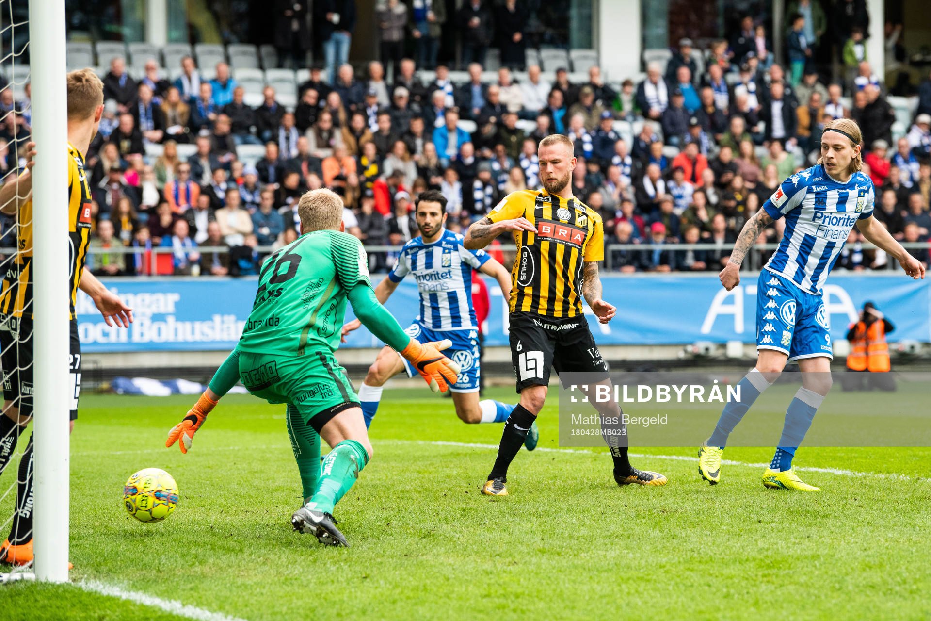 Häckens Peter Abrahamsson och Alexander Faltsetas ser IFK