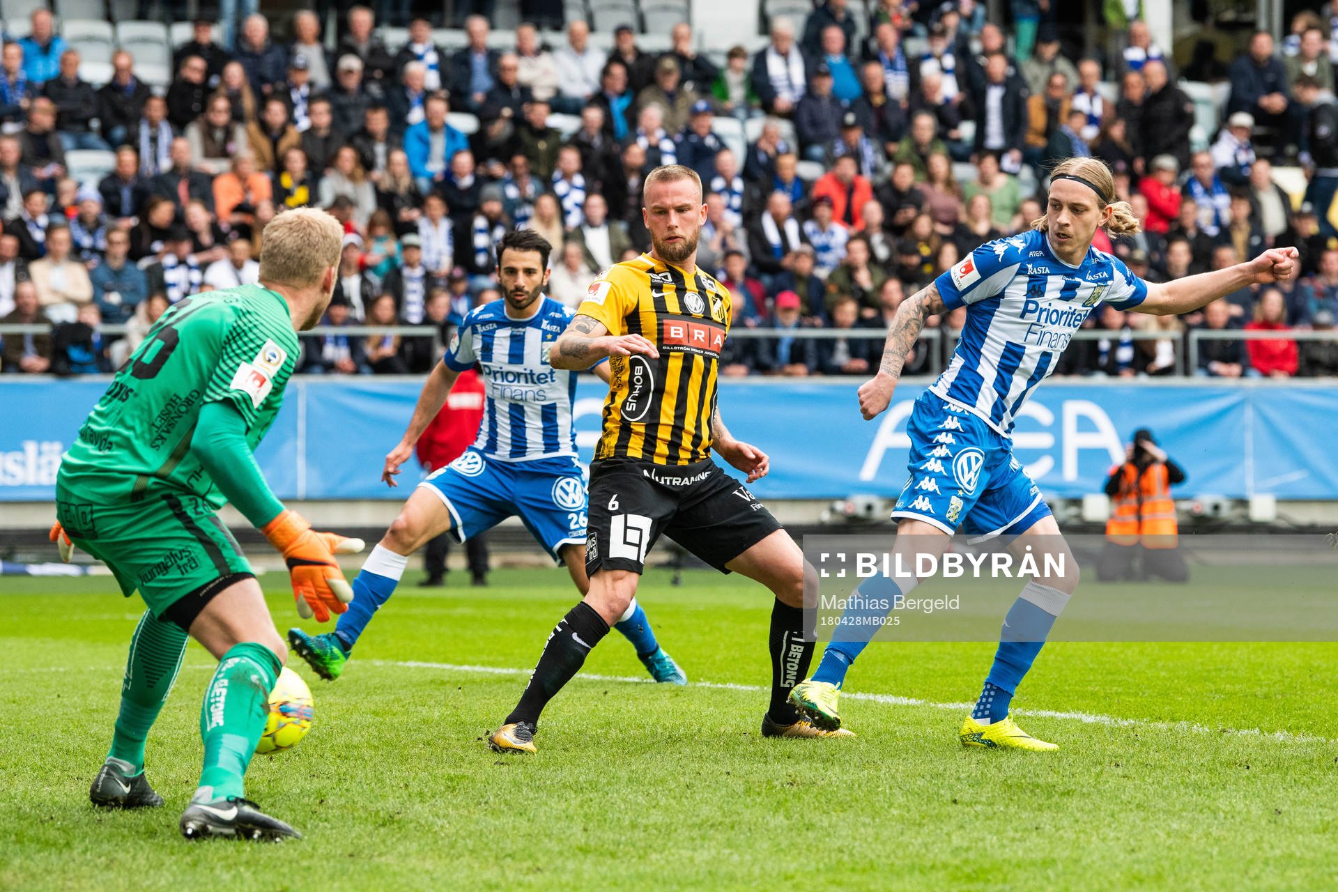 Häckens Peter Abrahamsson och Alexander Faltsetas ser IFK