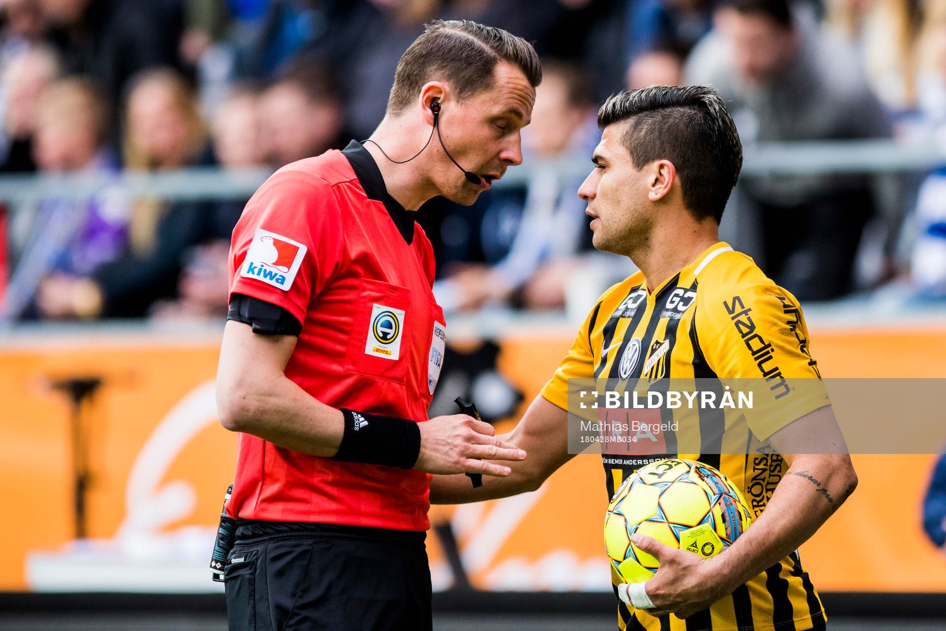 Domare Andreas Ekberg och Häckens Paulinho
