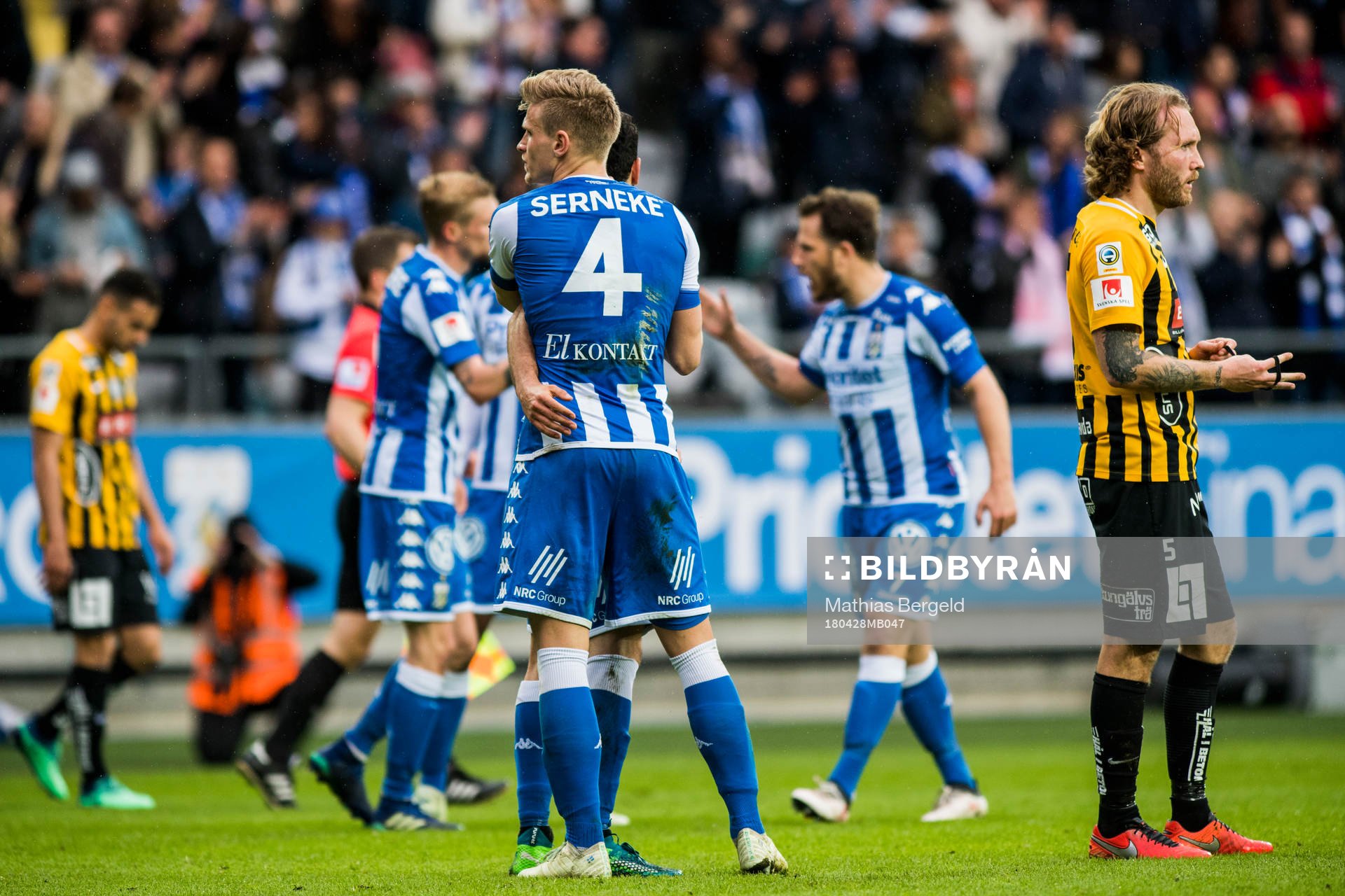 IFK Göteborgs Carl Starfelt jublar och Häckens Emil