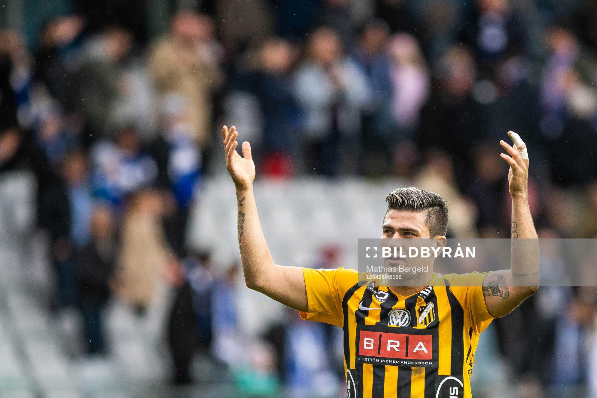 Häckens Paulinho tackar publiken efter fotbollsmatchen i allsvenskan mellan IFK Göteborg och Häcken den 28 april 2018 i Göteborg.