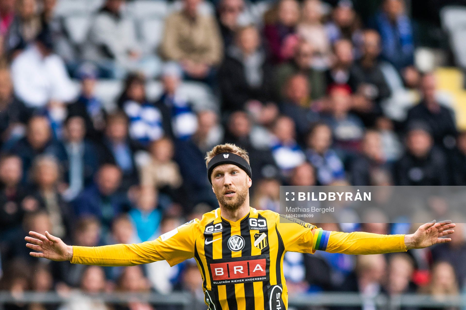 Häckens Rasmus Lindgren sträcker ut armarna