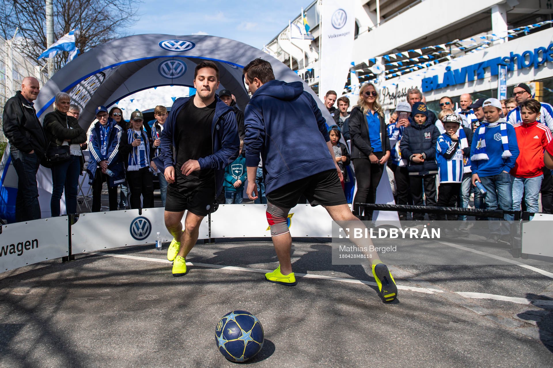 Skilltwins utanför arenan