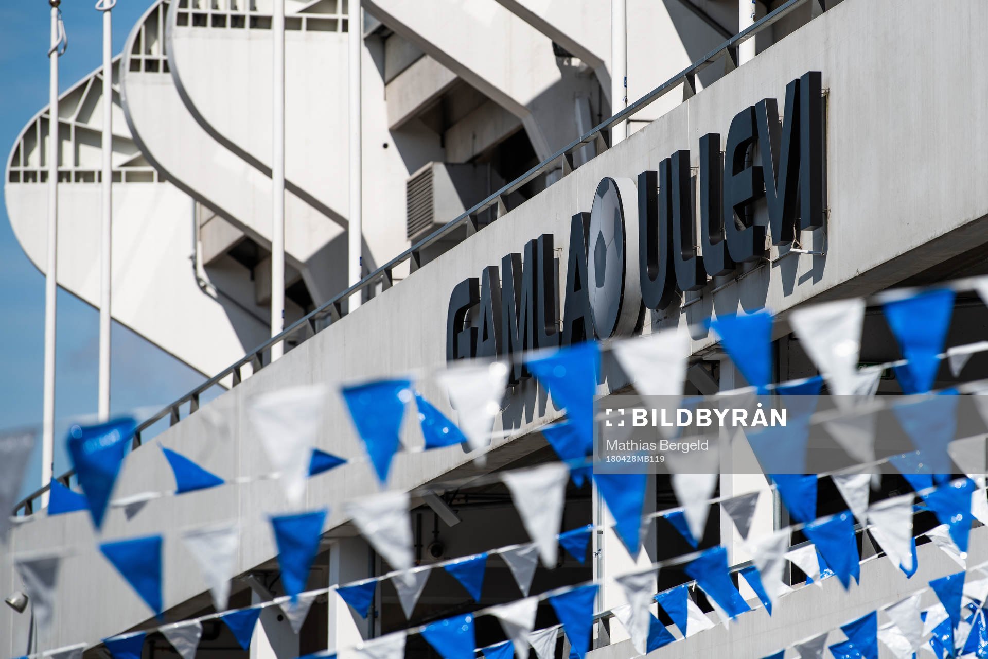 Skylten på Gamla Ullevi syns bakom blåvita flaggor