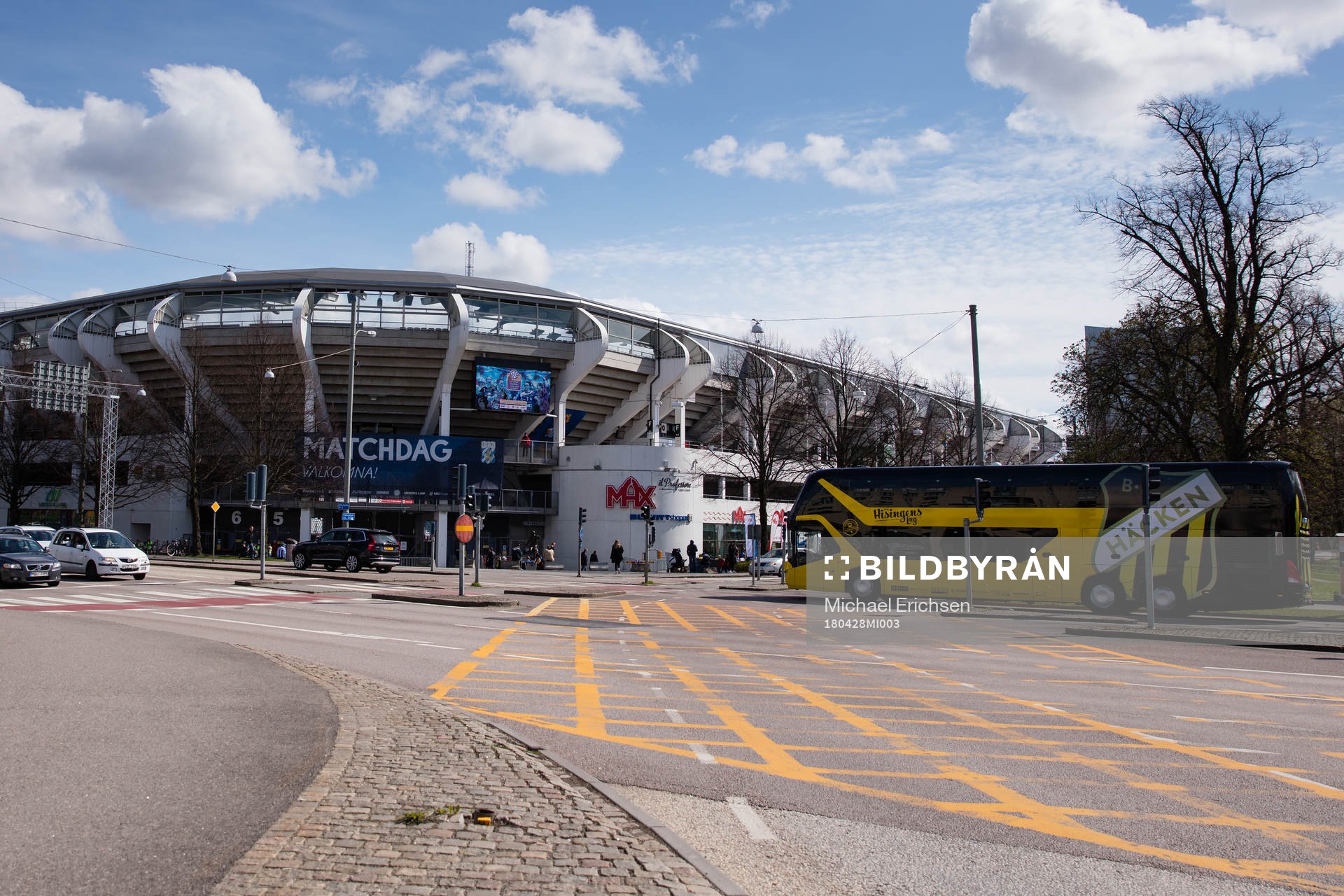 Häckens buss på väg in till Gamla Ullevi innan