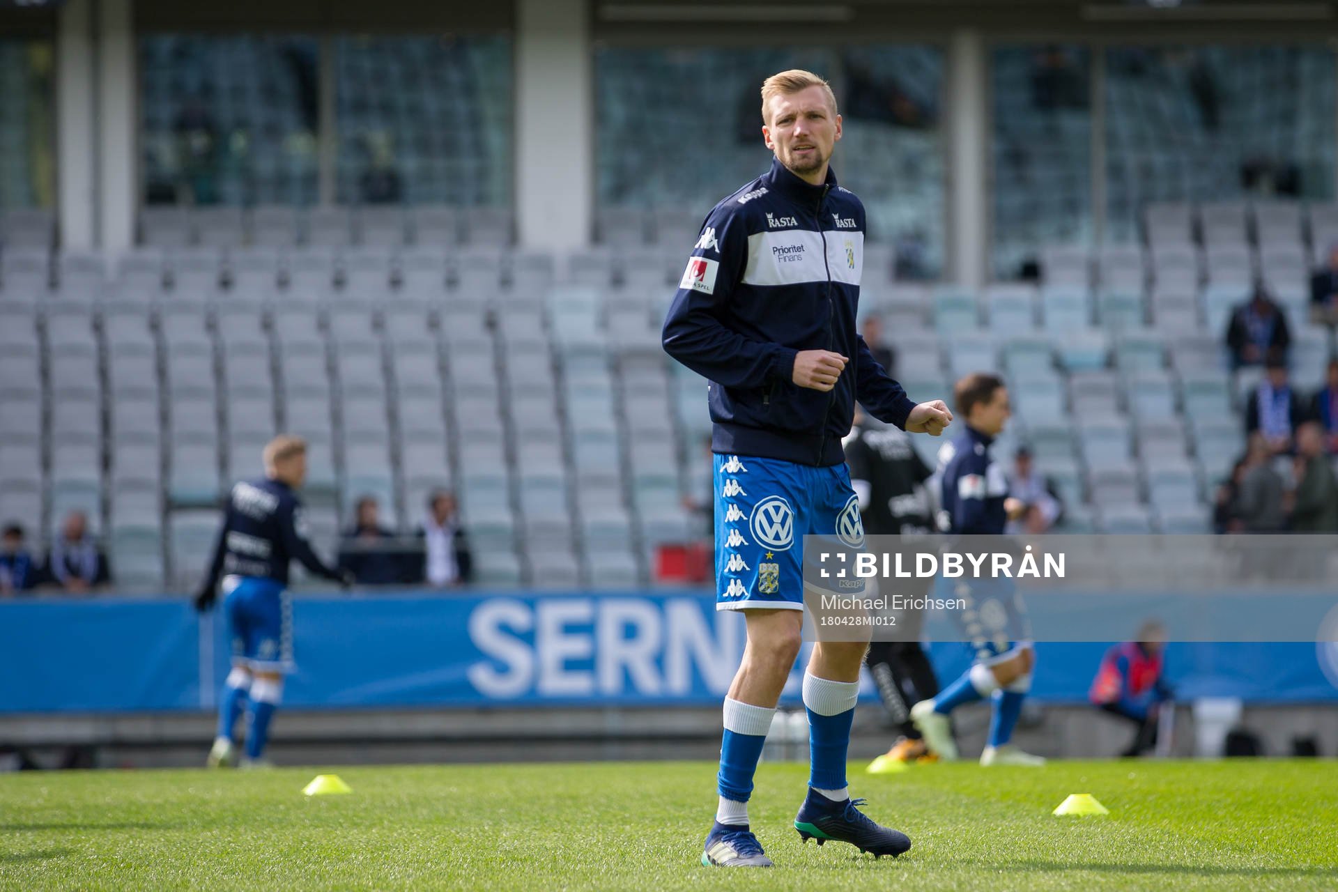 IFK Göteborgs Sebastian Eriksson värmer upp innan