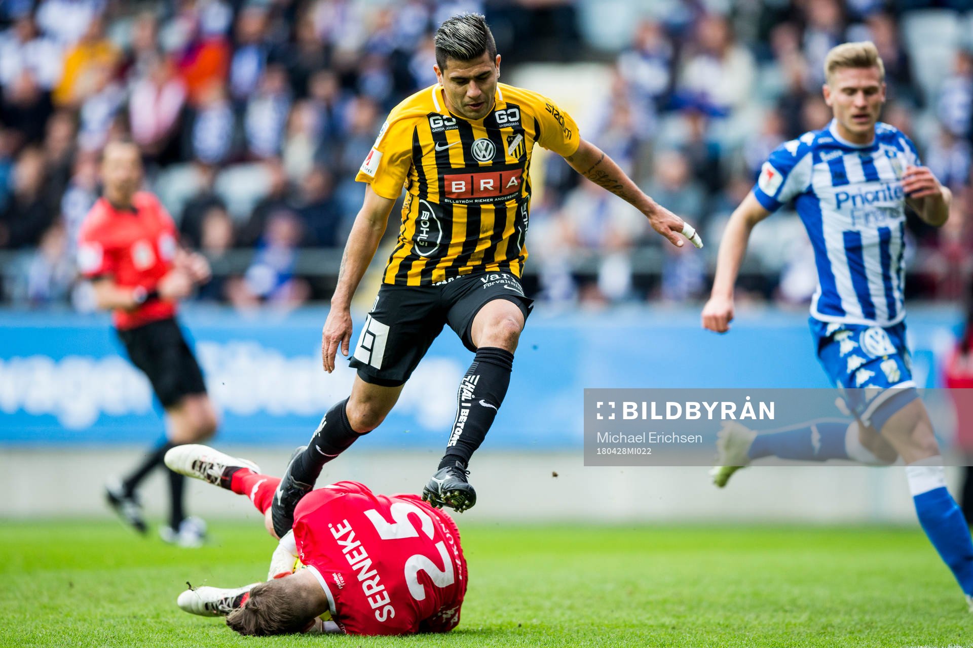 IFK Göteborgs målvakt Erik Dahlin och Häckens Paulinho