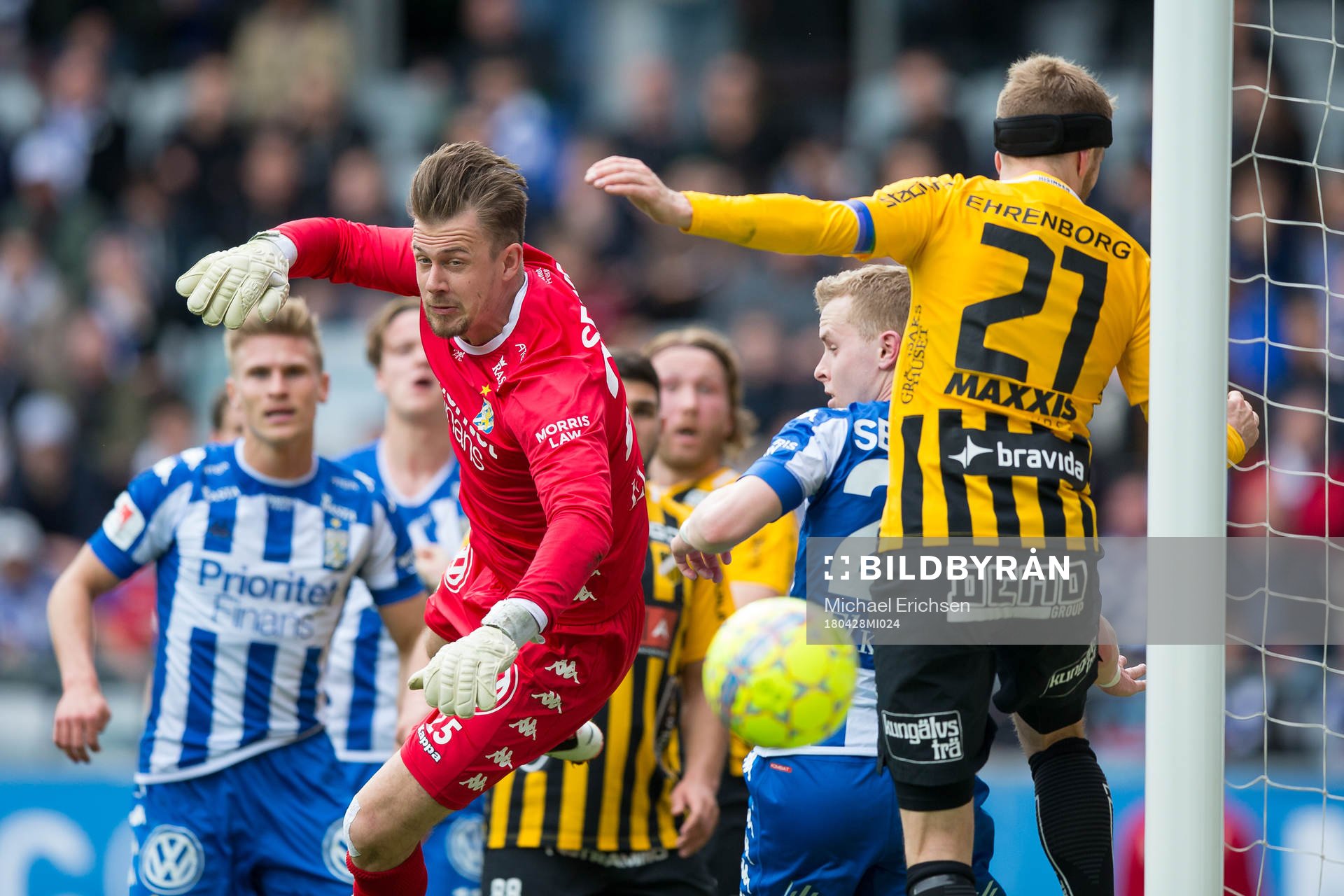 IFK Göteborgs målvakt Erik Dahlin stöter bort bollen på