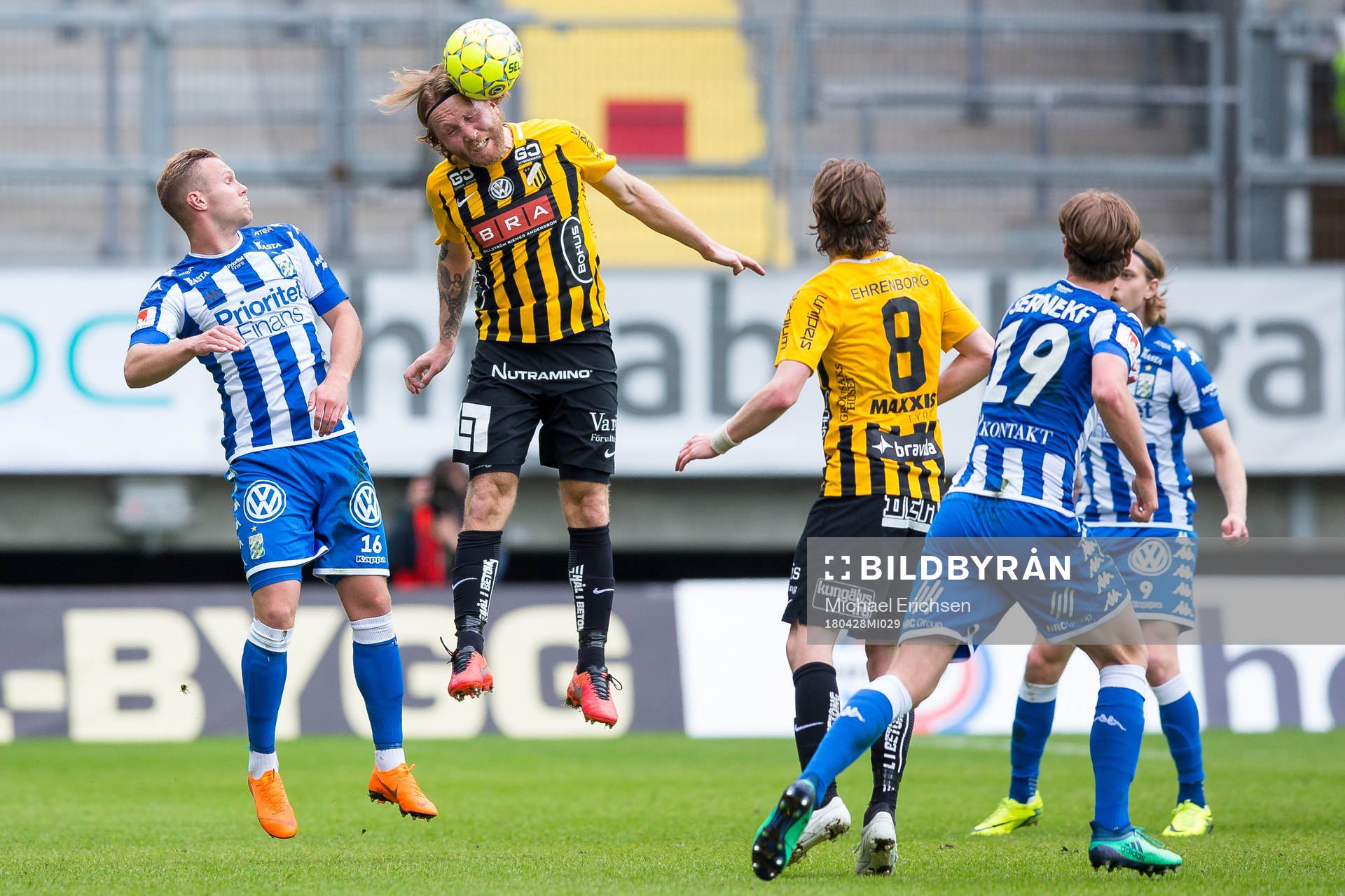 Häckens Emil Wahlström vinner en nickduell mot IFK