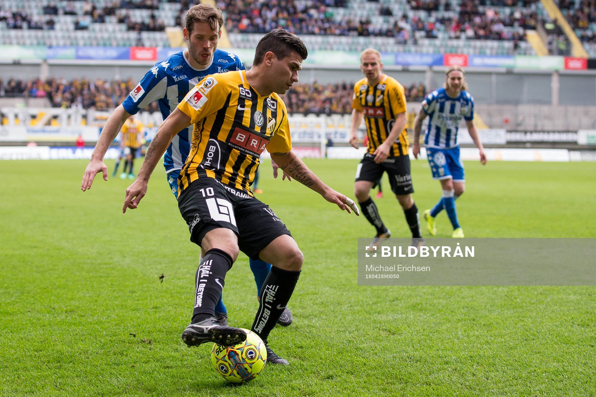 Häckens Paulinho och IFK Göteborgs Emil Salomonsson