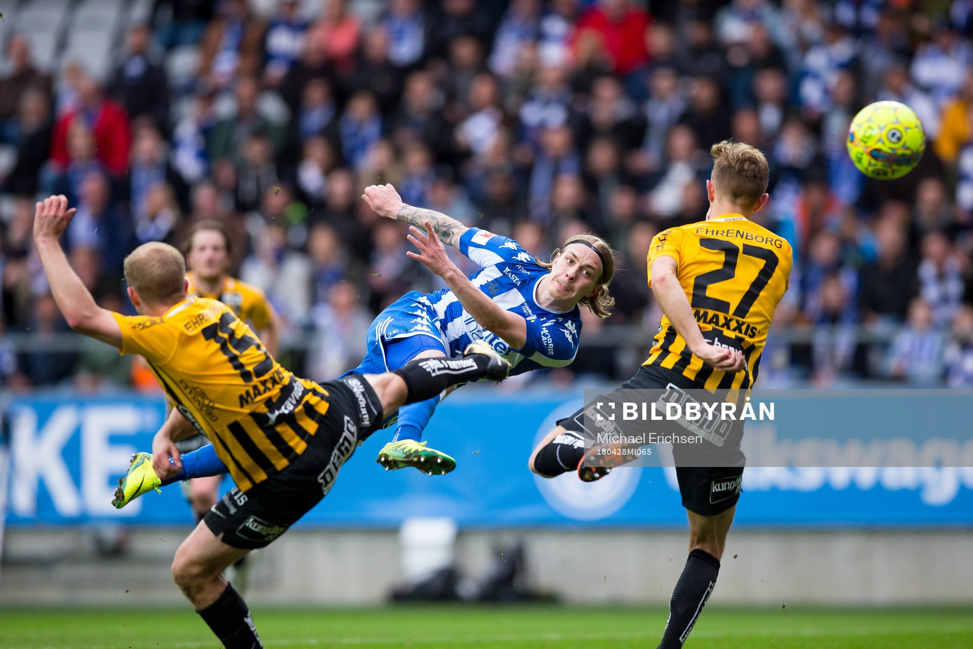 IFK Göteborgs Elias Mar Omarsson skjuter 2-0 under fotbollsmatchen i allsvenskan mellan IFK Göteborg och Häcken den 28 april 2018 i Göteborg.