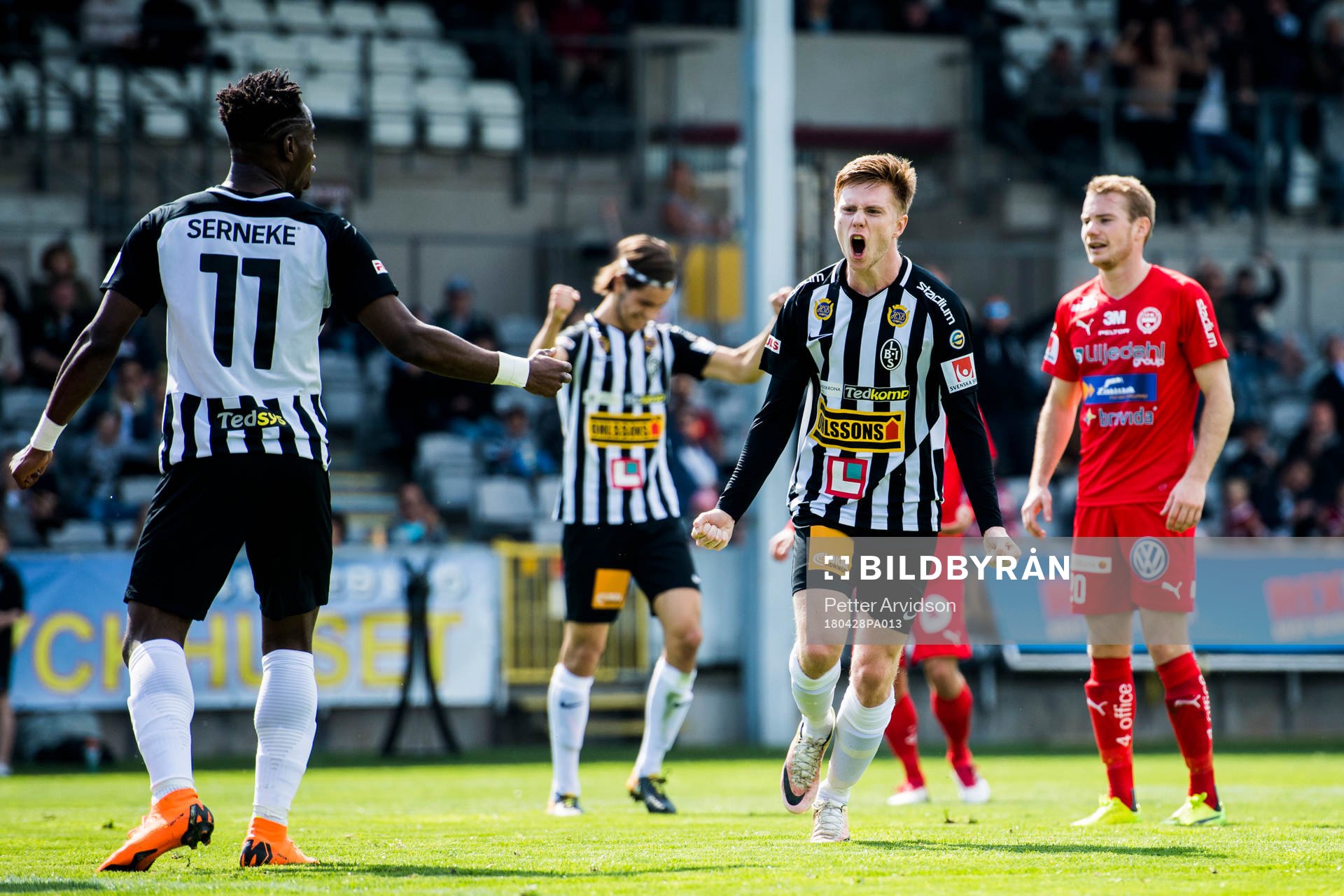Landskronas Dennis Olofsson jublar