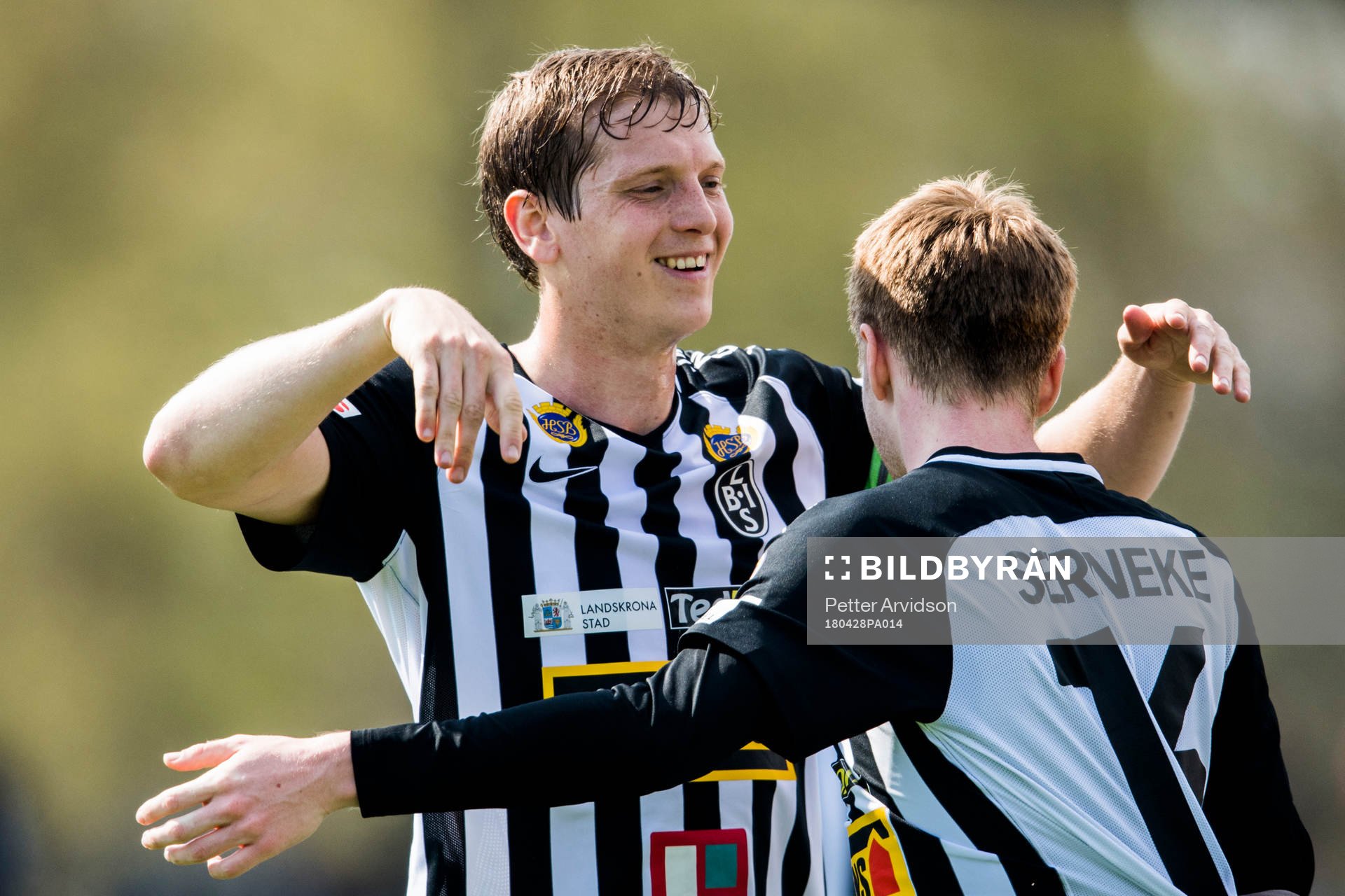 Landskronas Dennis Olofsson jublar med Philip Andersson