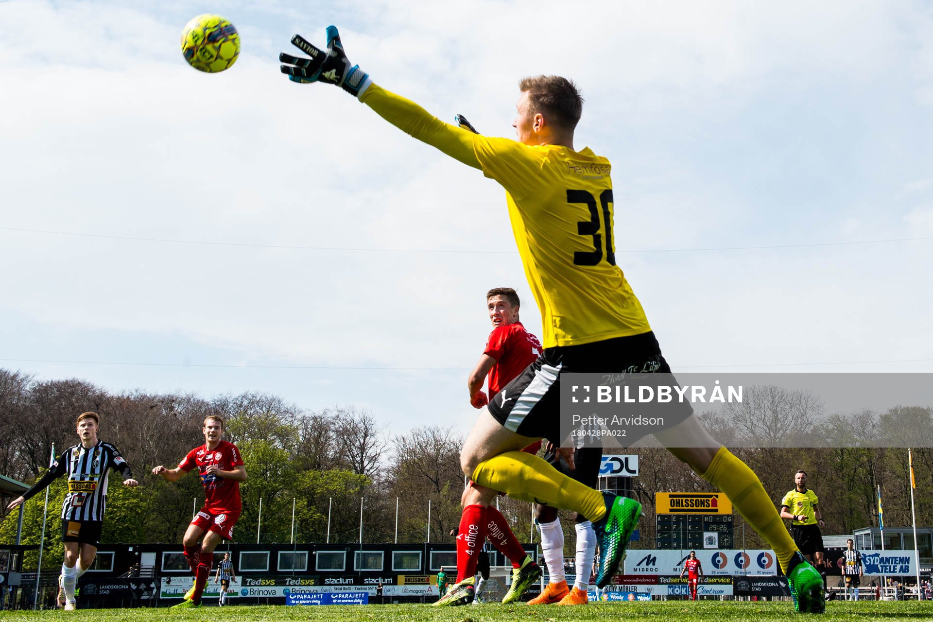 Landskronas Dennis Olofsson (tv) gör 1-0 bakom Värnamos