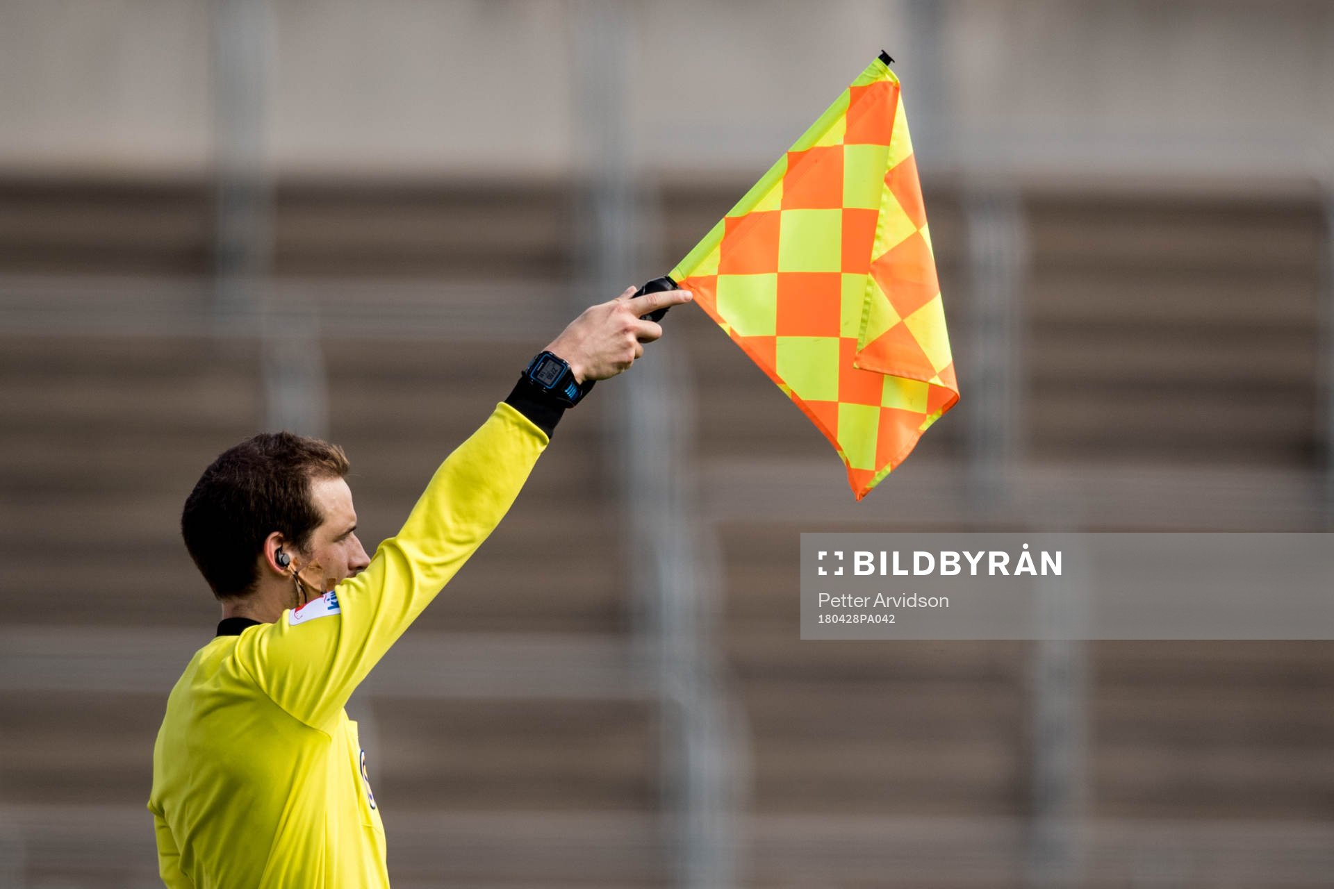 Linjedomaren vinkar för offside under fotbollsmatchen i Superettan mellan Landskrona och Värnamo den 28 april 2018 i Landskrona.