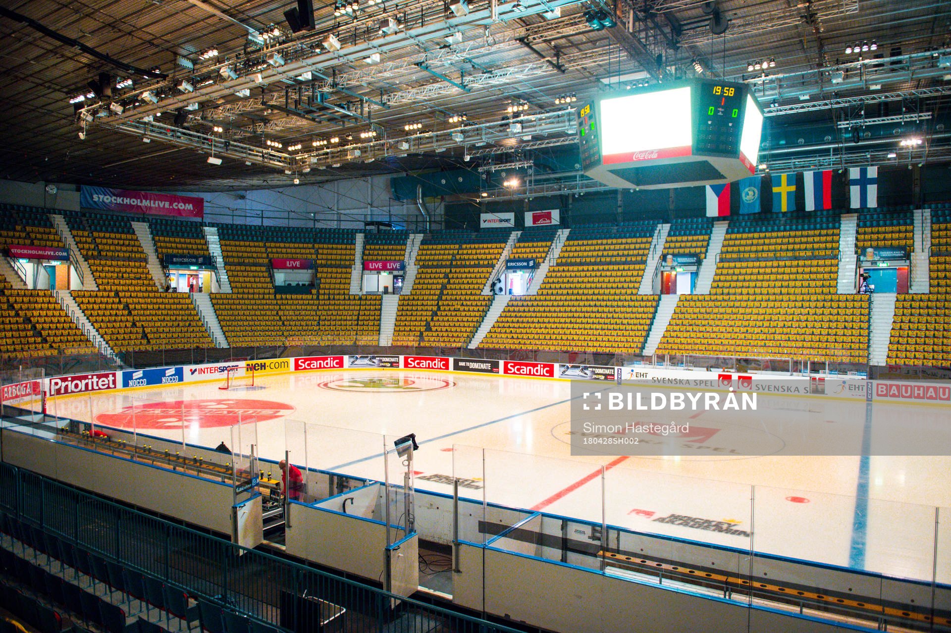Tröjor på läktarplats före ishockeymatchen i Sweden