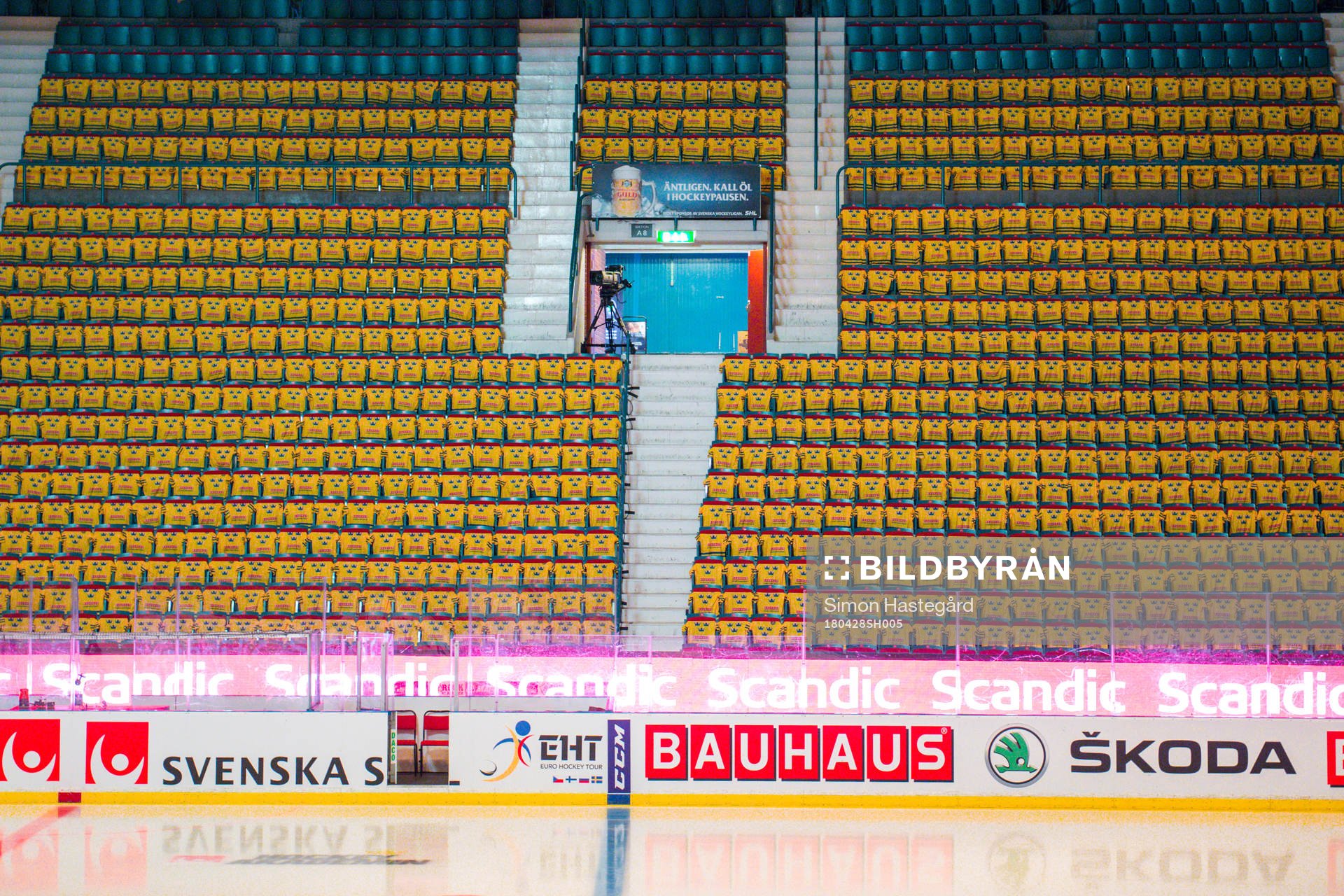 Tröjor på läktarplats före ishockeymatchen i Sweden
