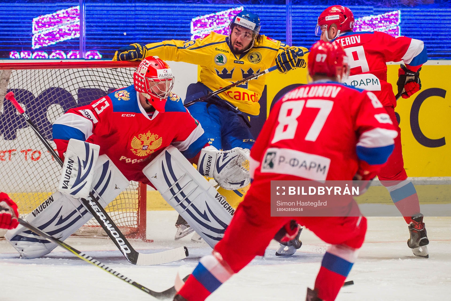 Sveriges Mika Zibanejad och Rysslands målvakt Vasily