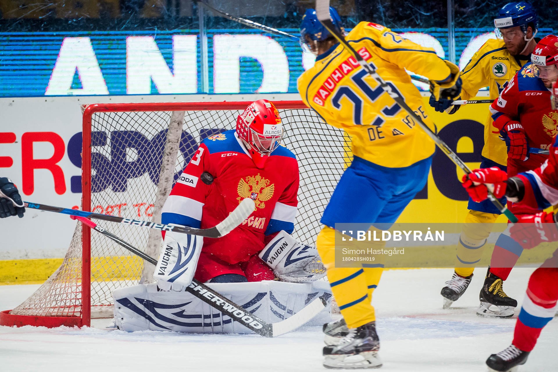Sveriges Jacob de la Rose mot Rysslands målvakt Vasily
