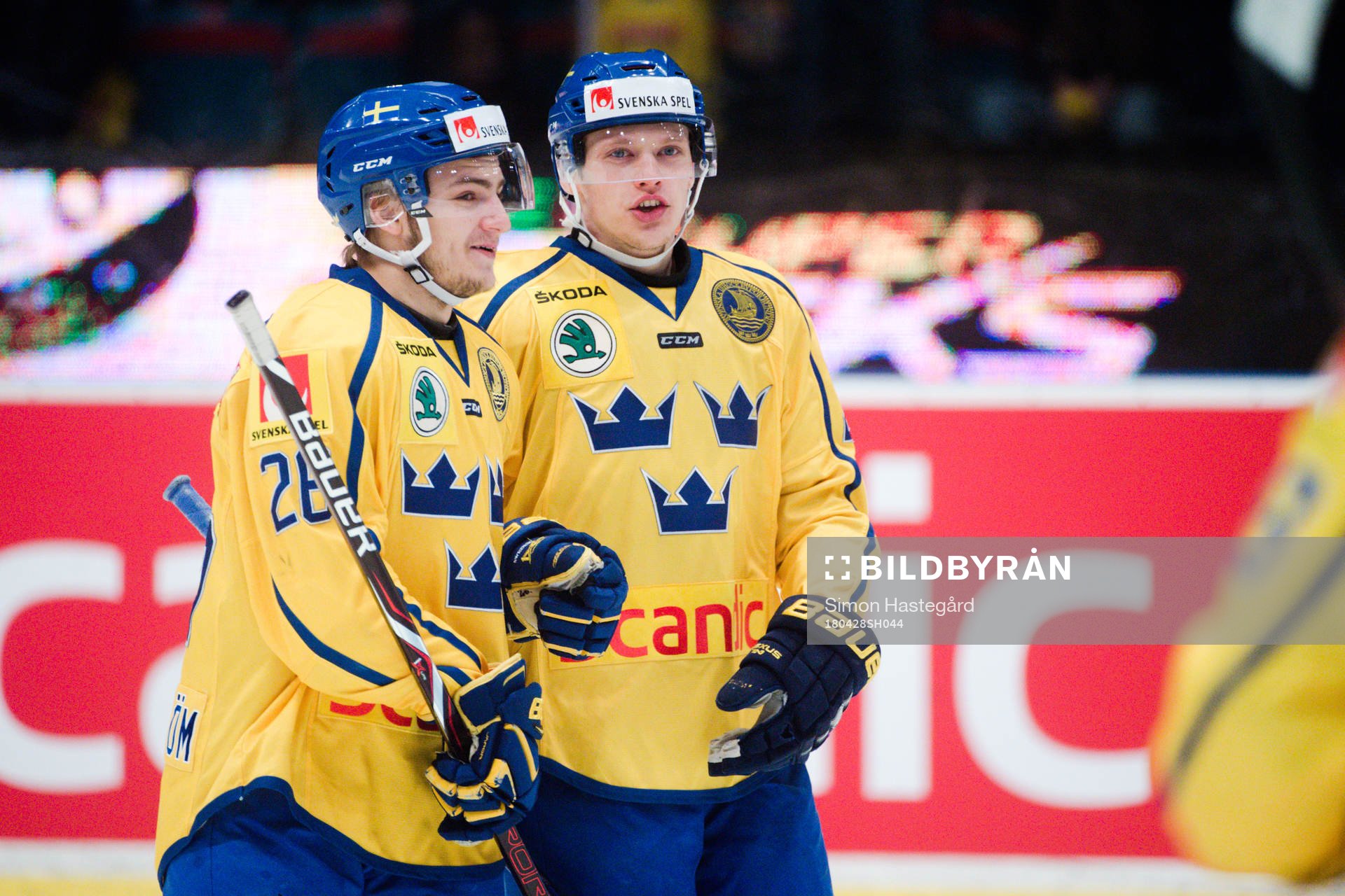 Sveriges Erik Brännström och Lawrence Pilut jublar