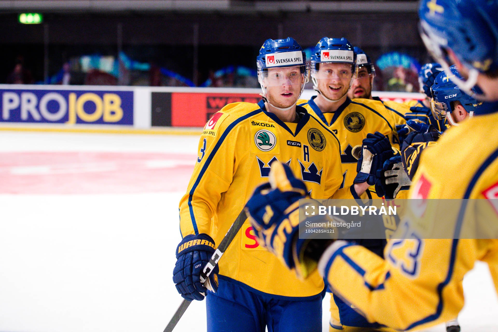 Sveriges John Klingberg och Carl Klingberg jublar