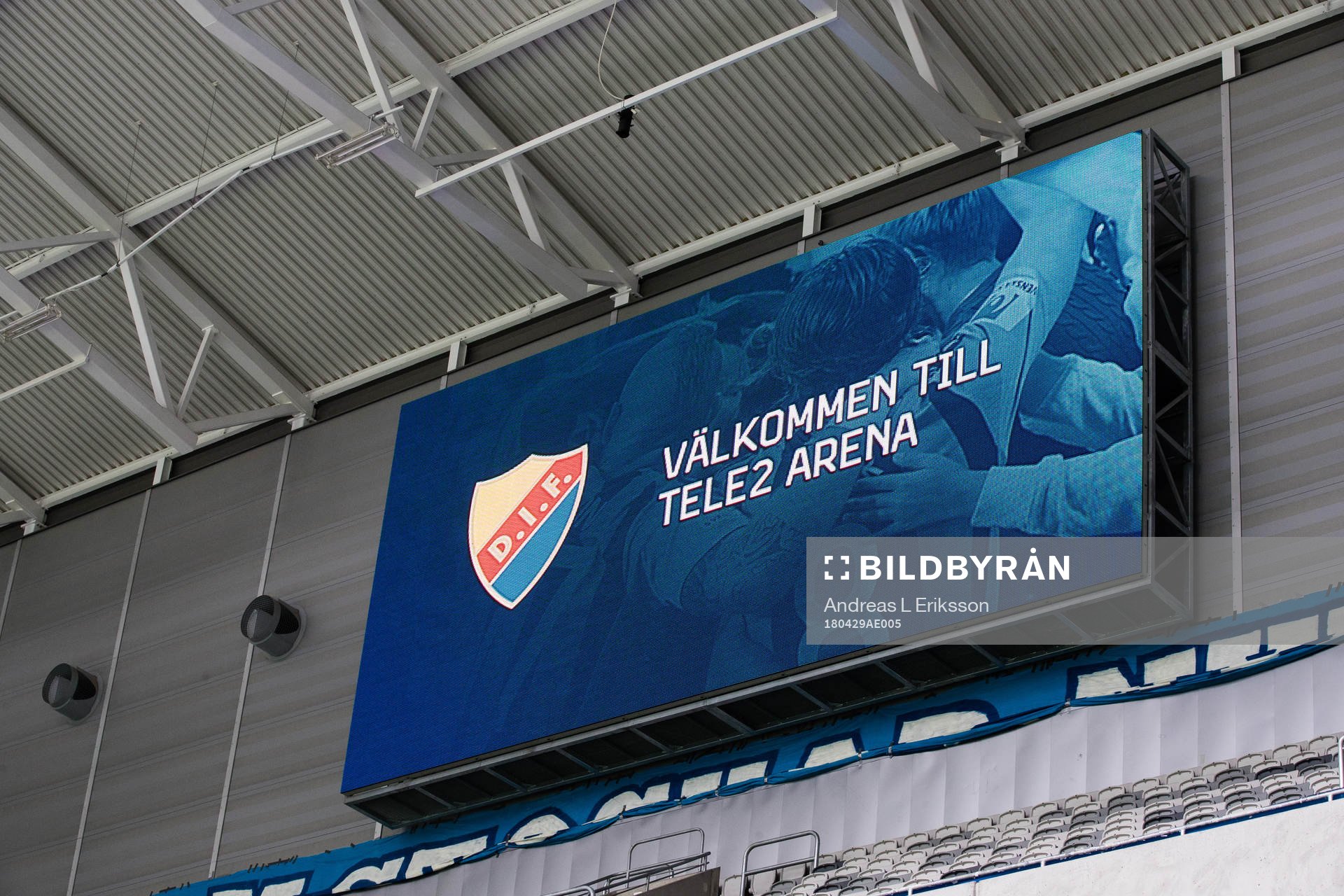 En LED-skärm med Djurgårdens klubbmärke innan