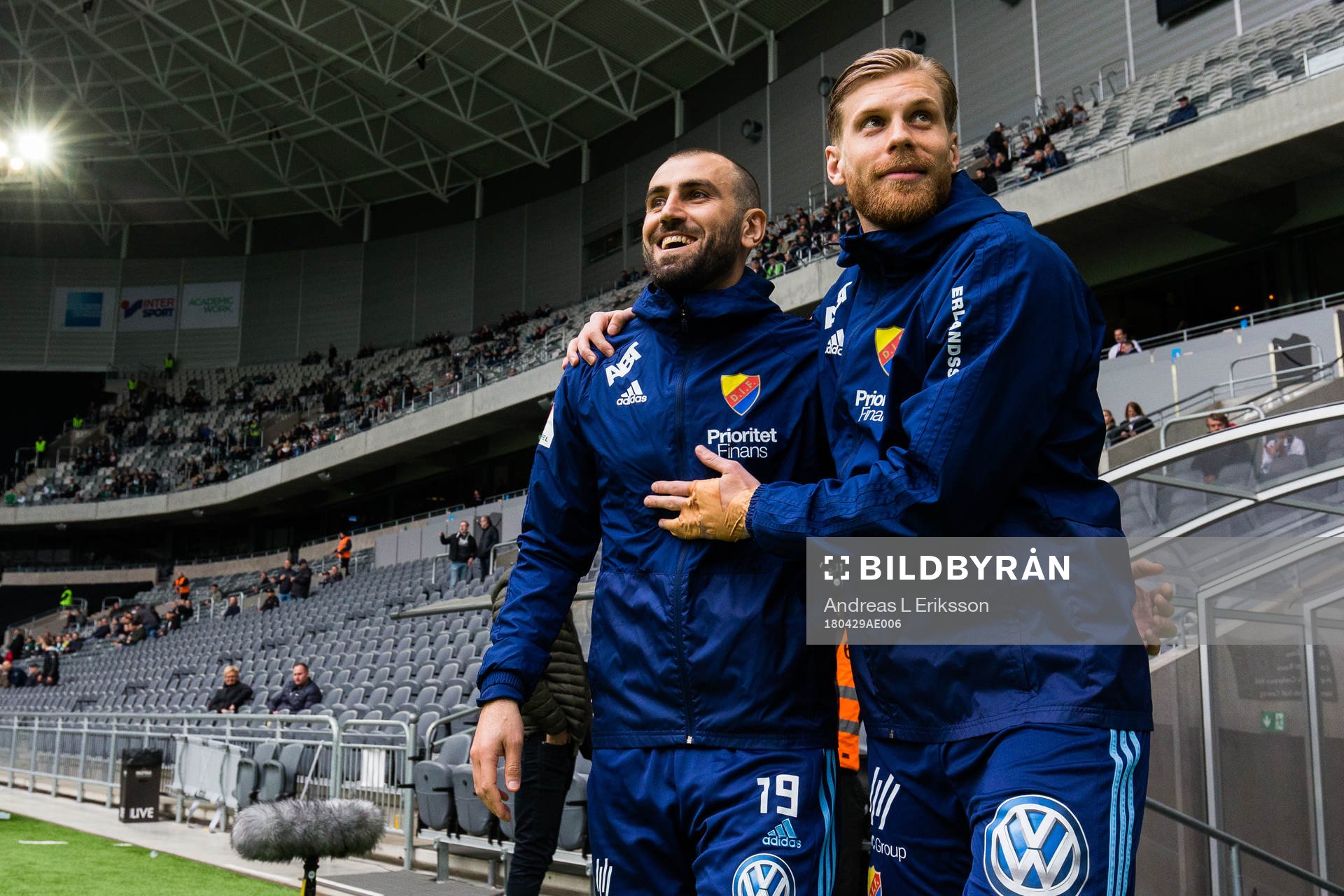 Djurgårdens Yura Movsisyan och Niklas Gunnarsson springer