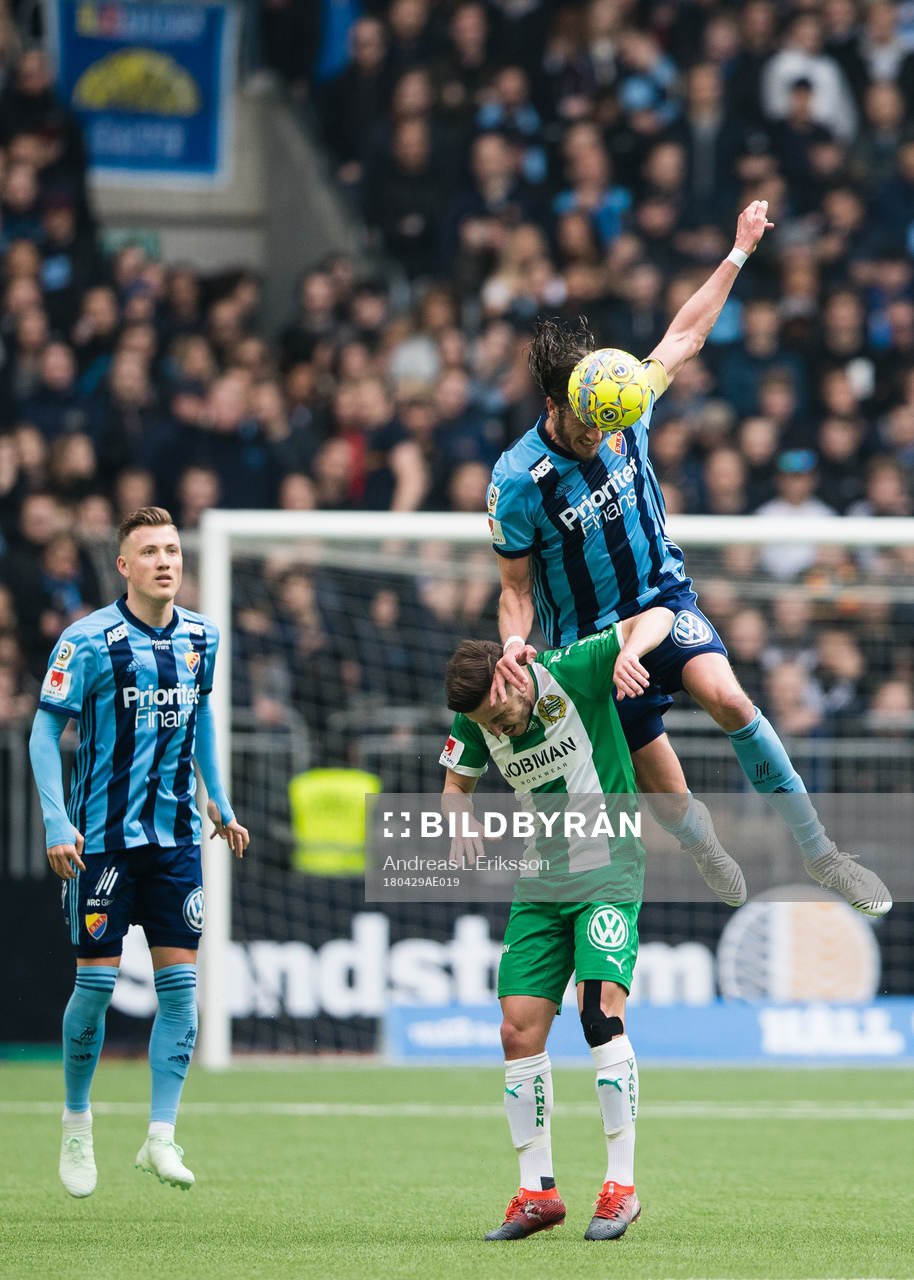 Hammarbys Jeppe Andersen i en nickduell med Djurgårdens Jonas Olsson under fotbollsmatchen i Allsvenskan mellan Djurgården och Hammarby den 29 april 2018 i Stockholm.