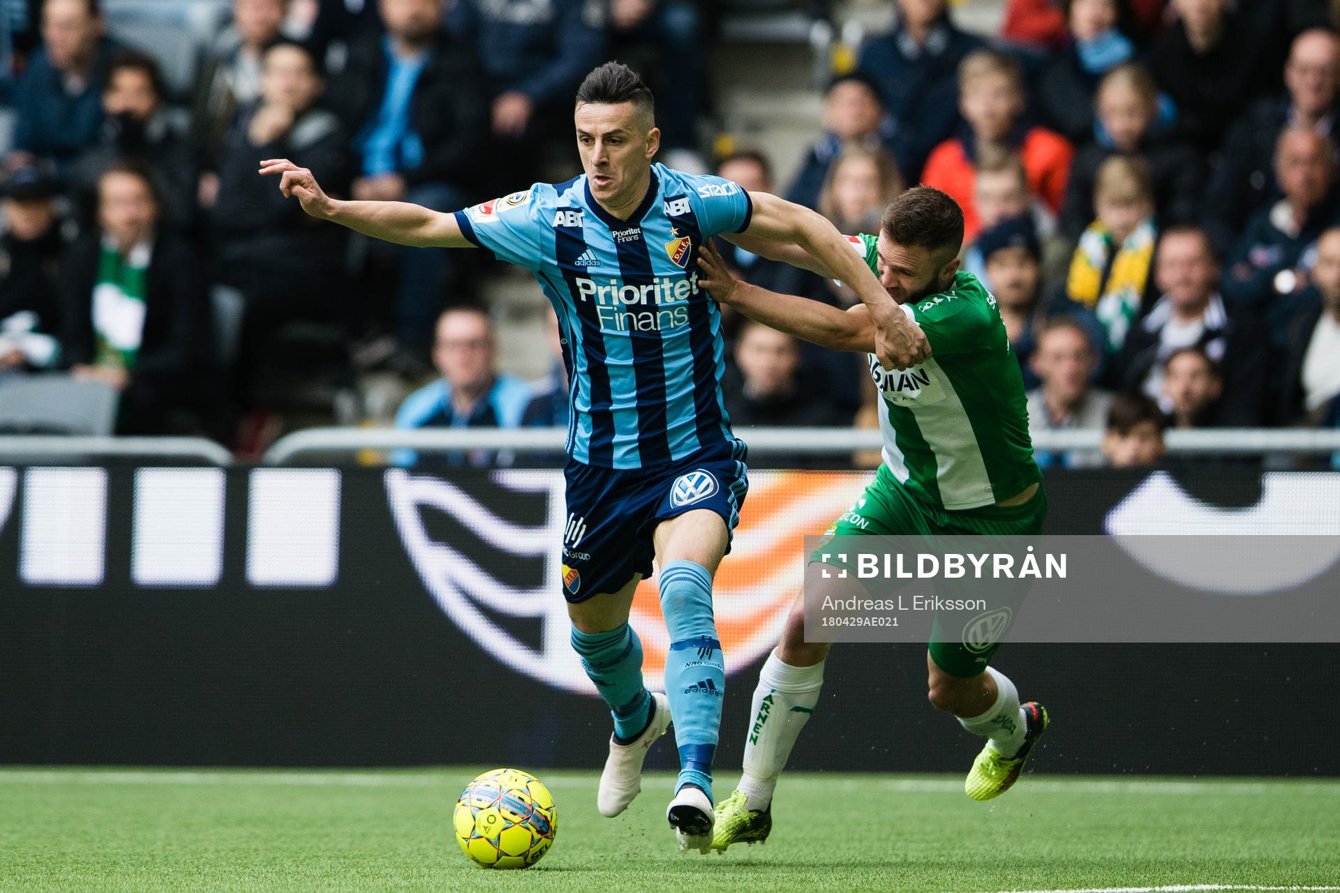 Djurgårdens Haris Radetinac i kamp om bollen med Hammarbys