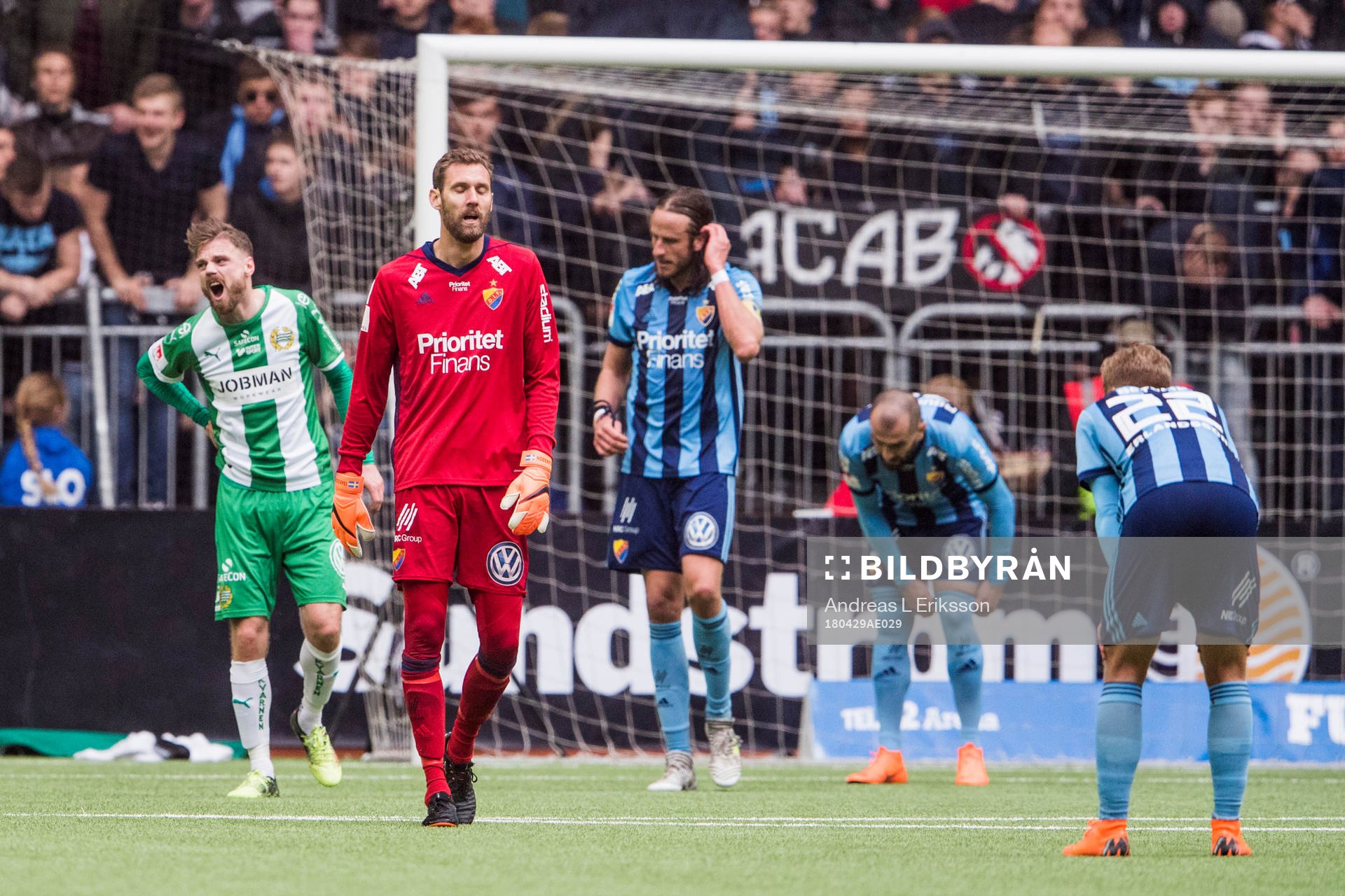 Djurgårdens målvakt Andreas Isaksson deppar
