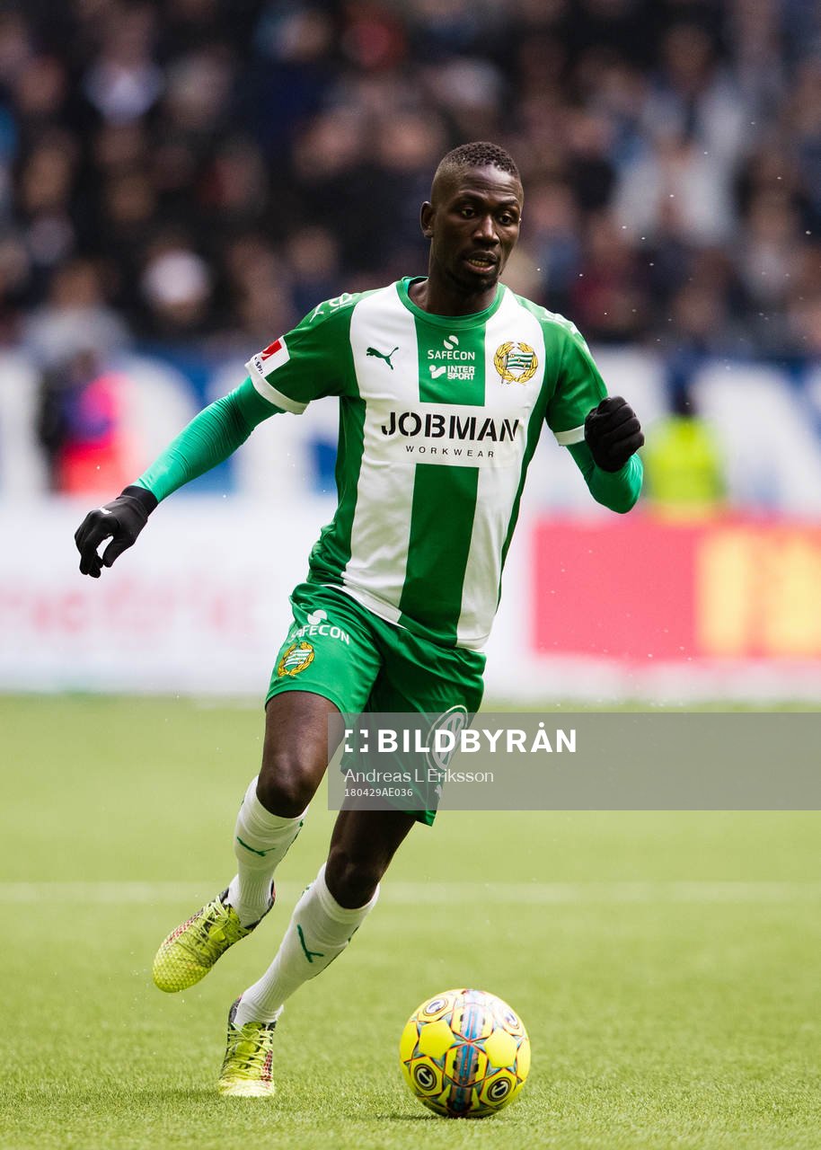 Hammarbys Pa Amat Dibba med bollen