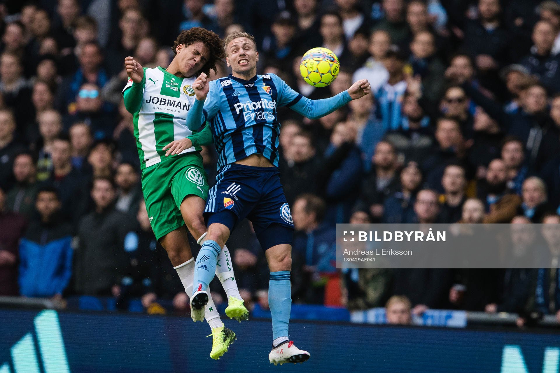 Hammarbys Neto Borges i kamp om bollen med Djurgårdens Jonathan Ring under fotbollsmatchen i Allsvenskan mellan Djurgården och Hammarby den 29 april 2018 i Stockholm.