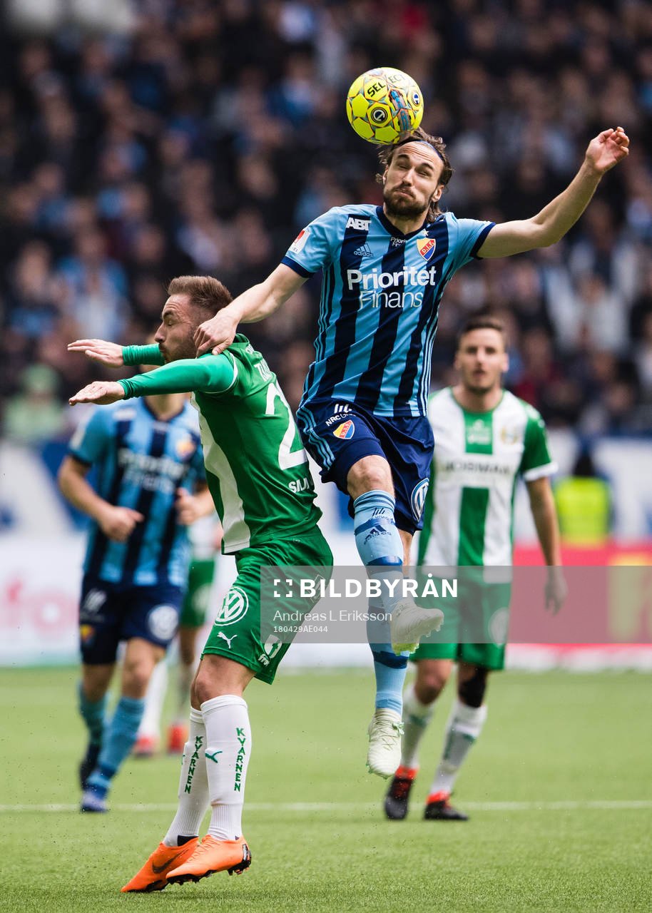 Hammarbys Muamer Tankovic i en nickduell med Djurgårdens