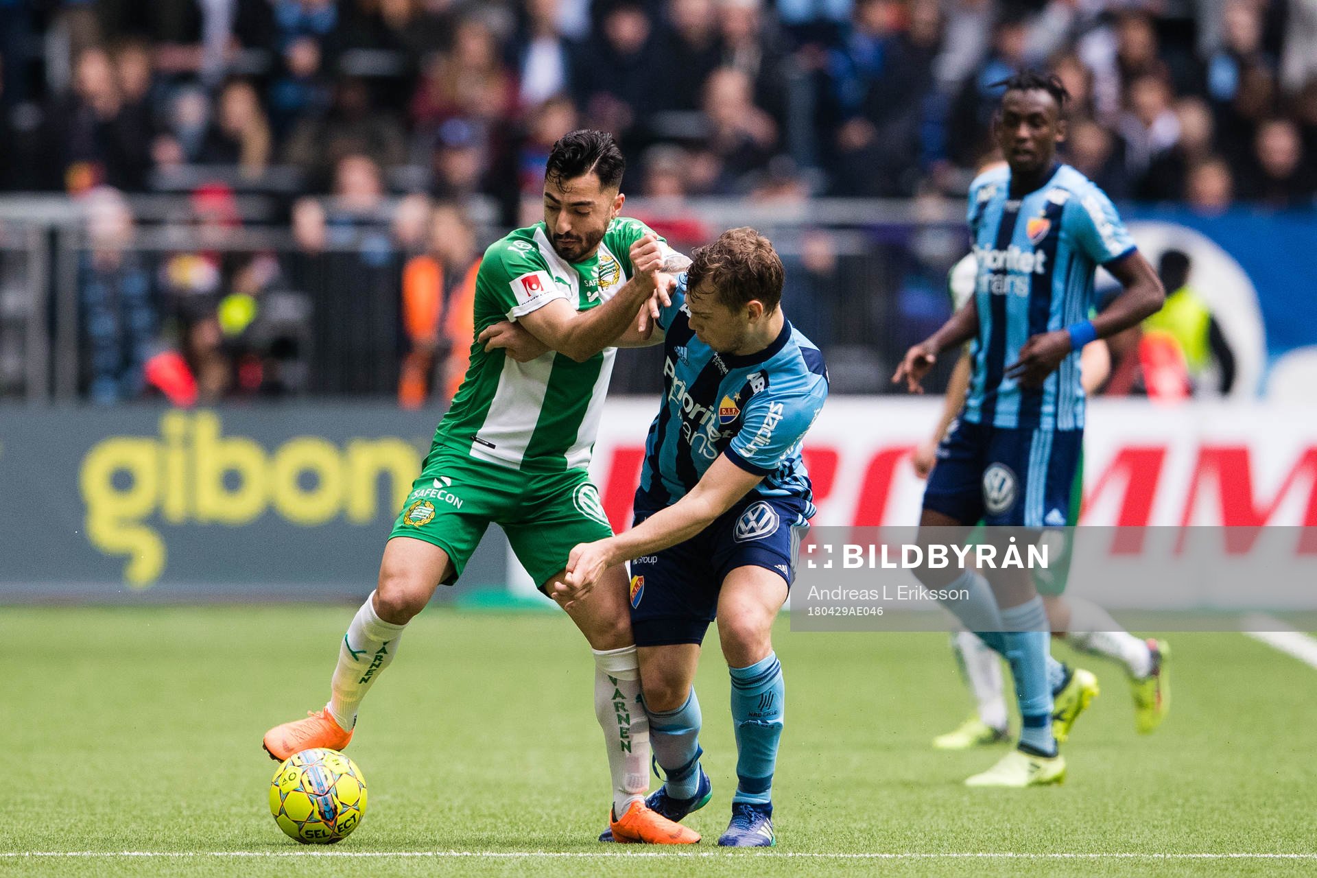 Hammarbys Jiloan Hamad i kamp om bollen med Djurgårdens