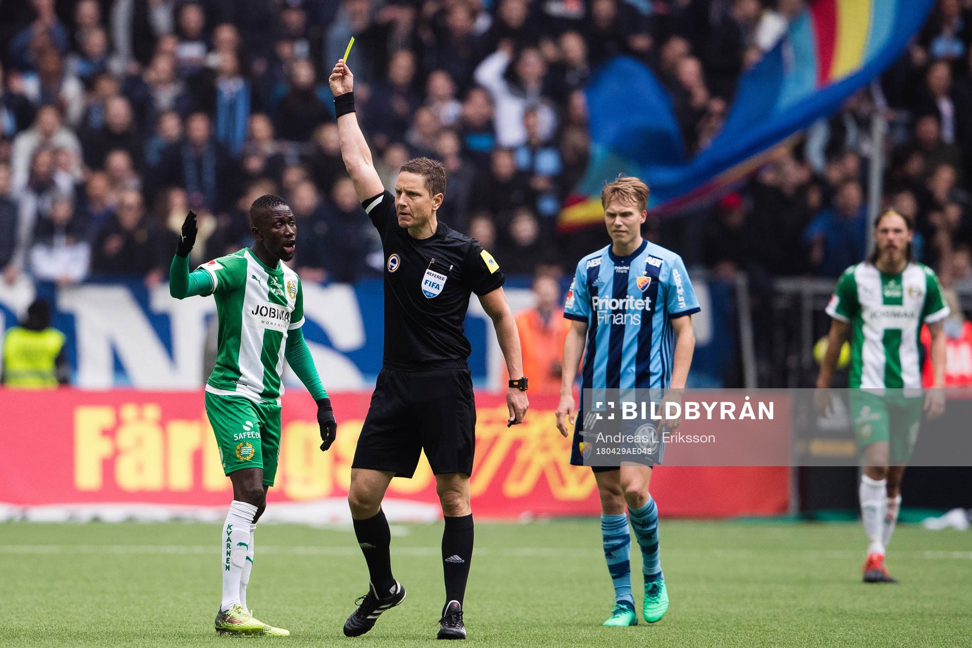 Hammarbys Pa Amat Dibba får ett gult kort av domare Martin