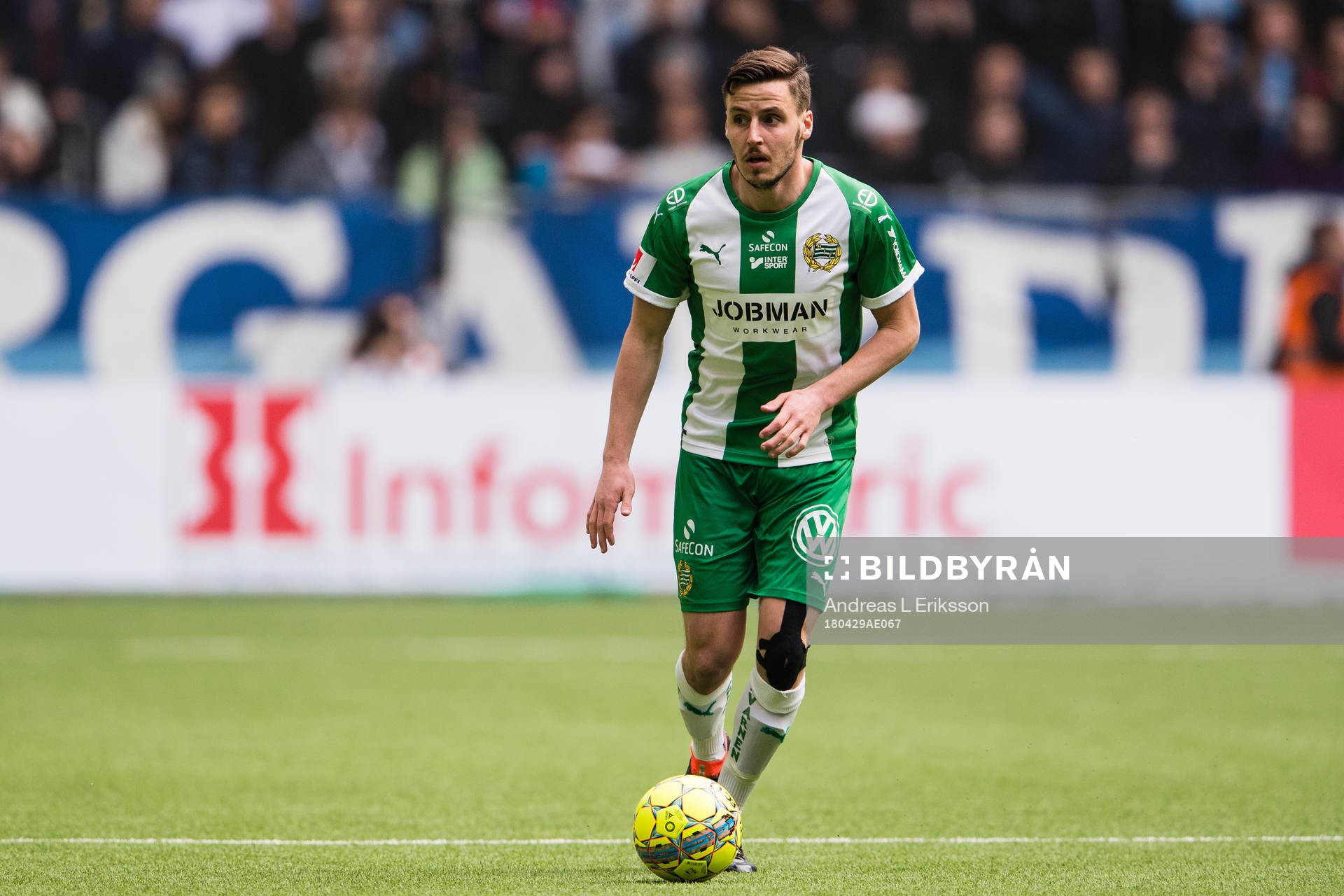 Hammarbys Jeppe Andersen med bollen
