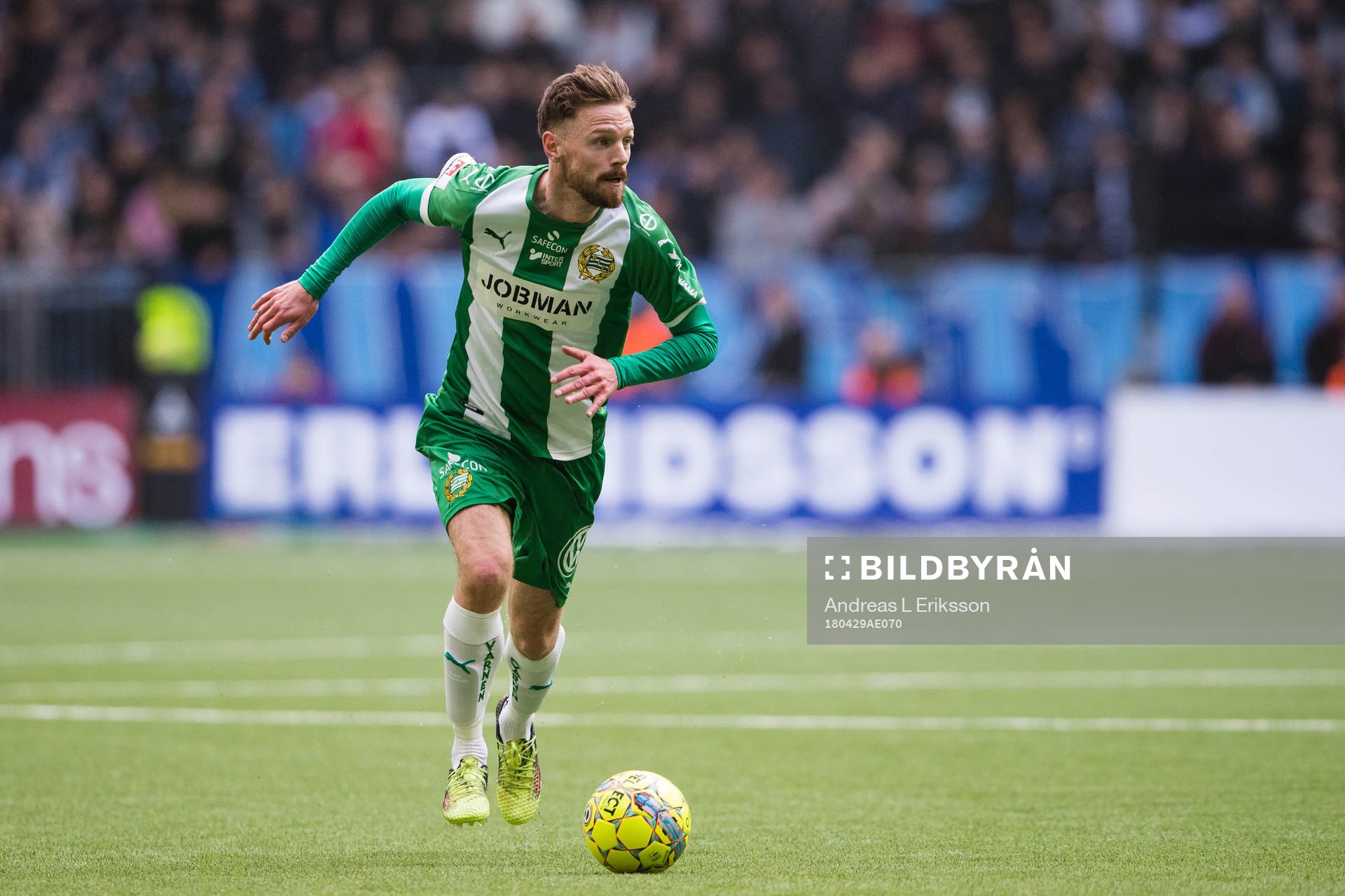 Hammarbys Arnór Smárason med bollen