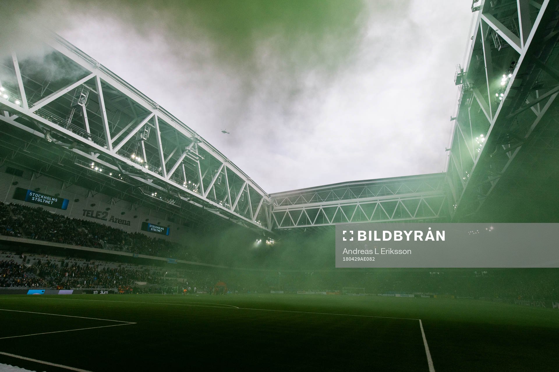 Ett rökfyllt Tele2 Arena innan fotbollsmatchen i