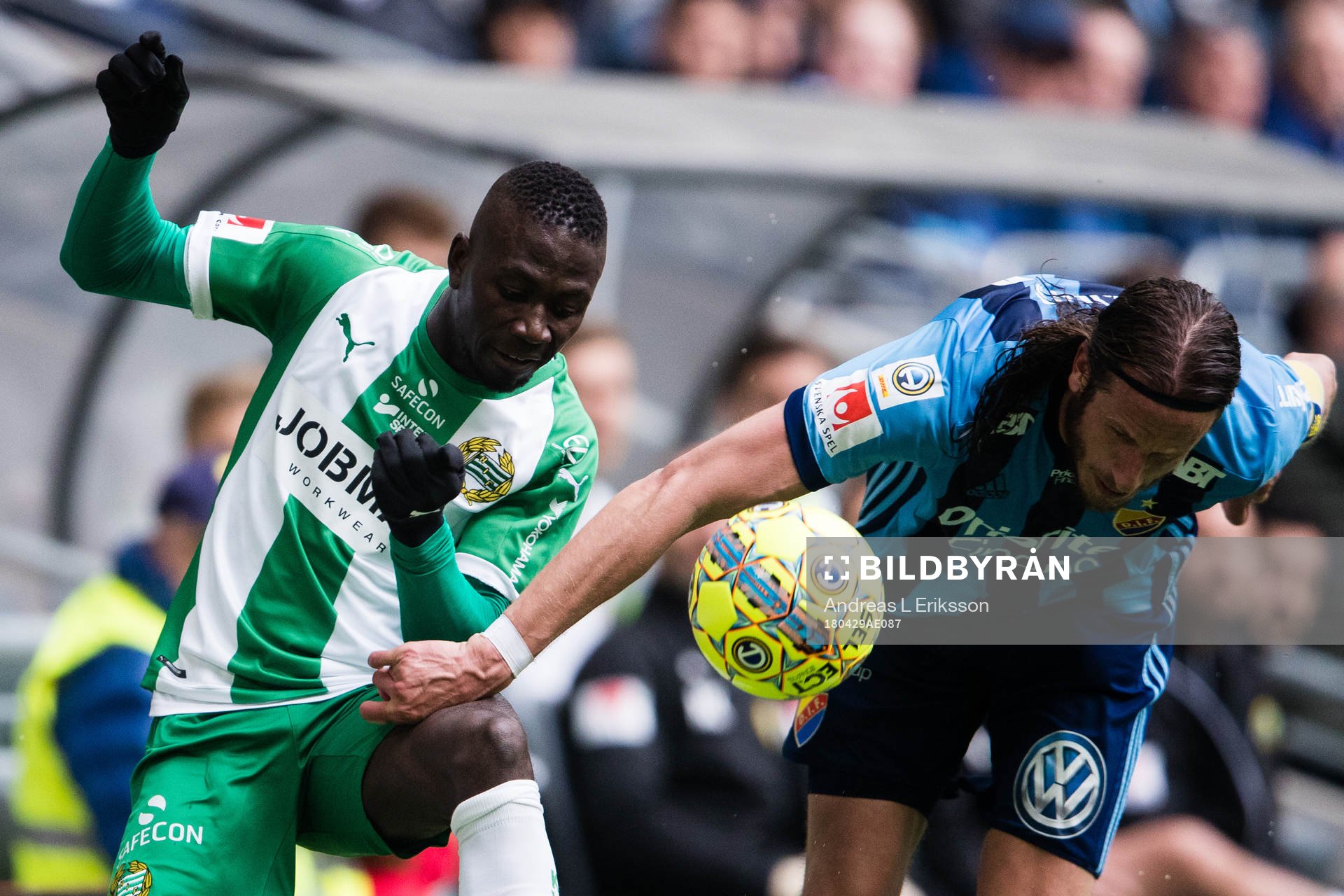 Hammarbys Pa Amat Dibba i kamp om bollen med Djurgårdens Jonas Olsson under fotbollsmatchen i Allsvenskan mellan Djurgården och Hammarby den 29 april 2018 i Stockholm. 
