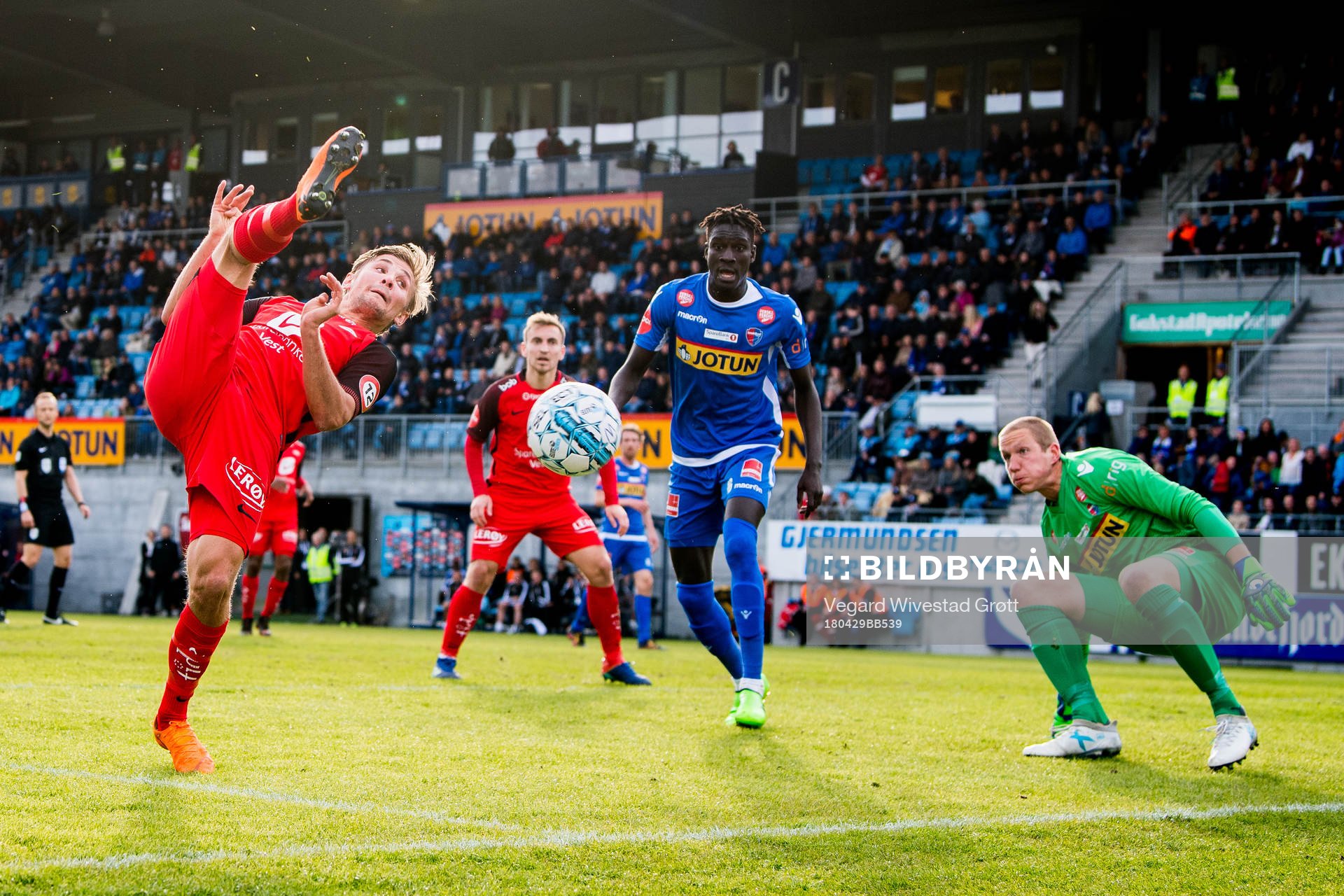 Steffen Lie Skålevik of Brann and goalkeeper Eirik Holmen