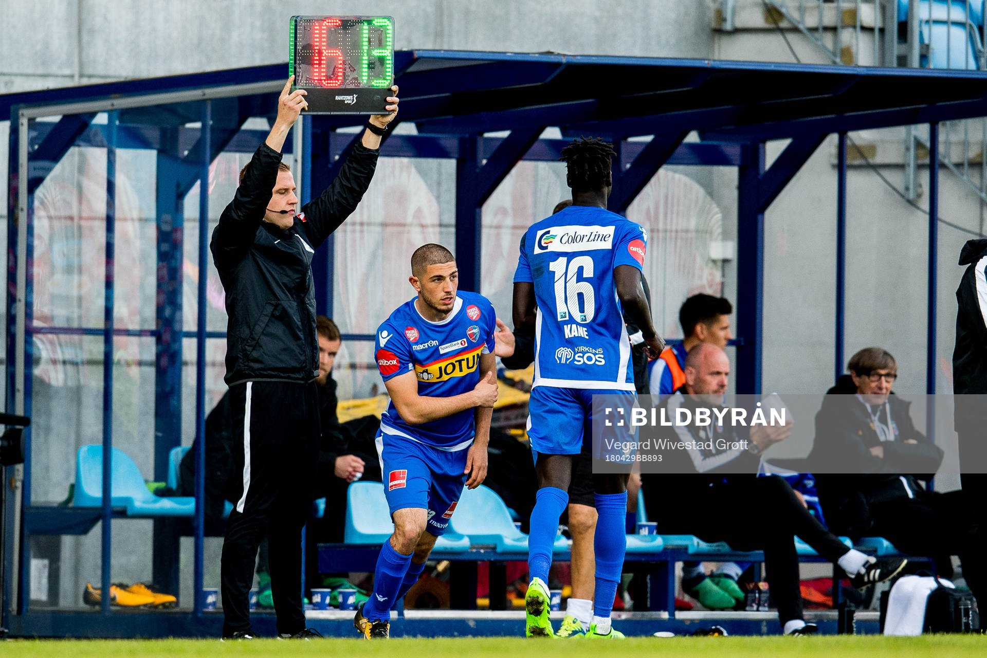 Andrew Eleftheriou of Sandefjord comes