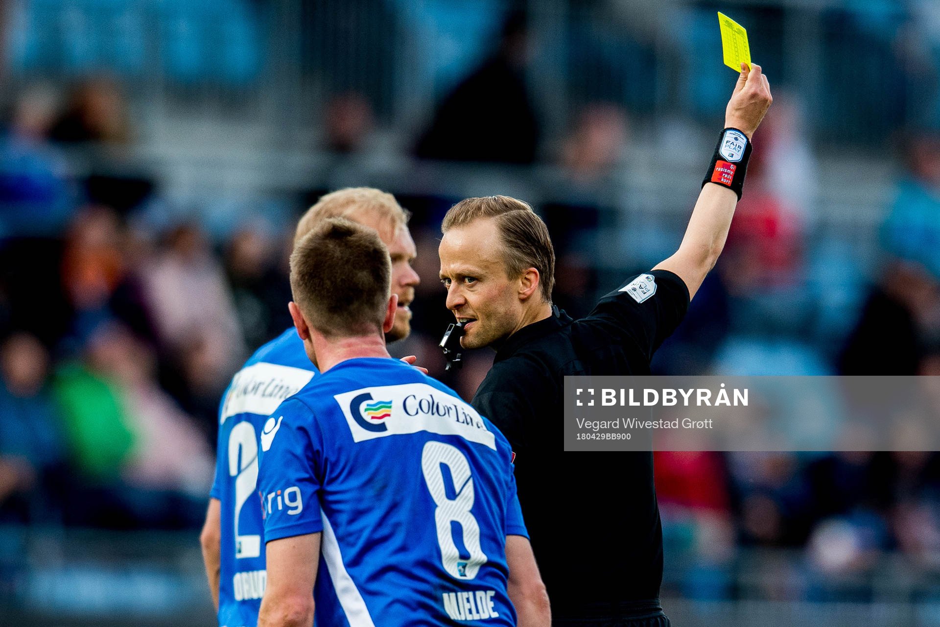 Referee Ola Hobber Nilsen gives a yellow card to Erik