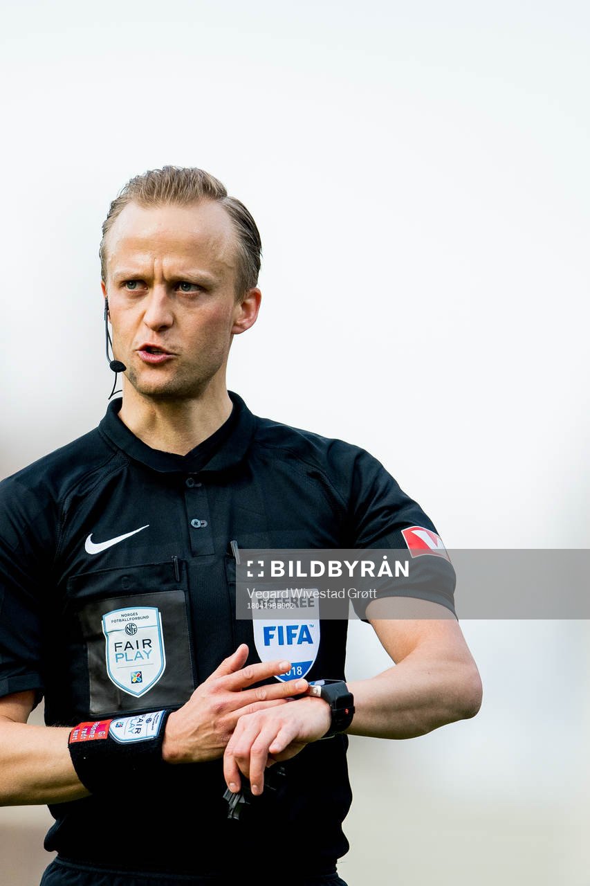 Referee Ola Hobber Nilsen