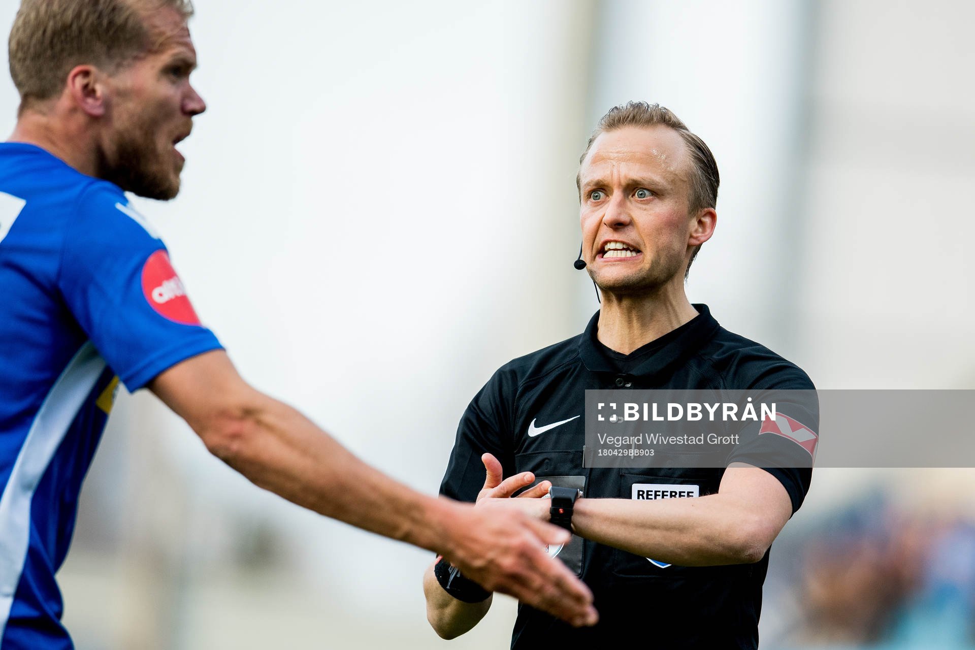 Referee Ola Hobber Nilsen and Lars Grorud of Sandefjord